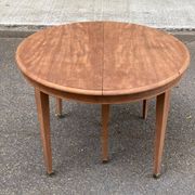Renovated round extendable dining table made of solid mahogany from the 19th century.
