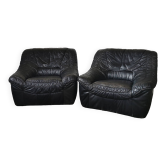 Paire de fauteuils cuir noir des années 80