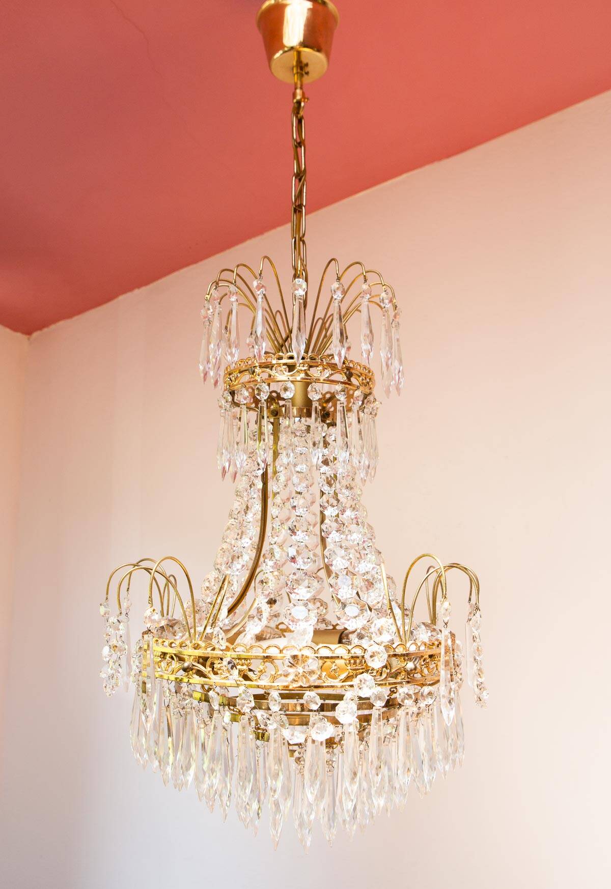 Swedish Gustavian style brass chandelier and 500 pendants circa 1960