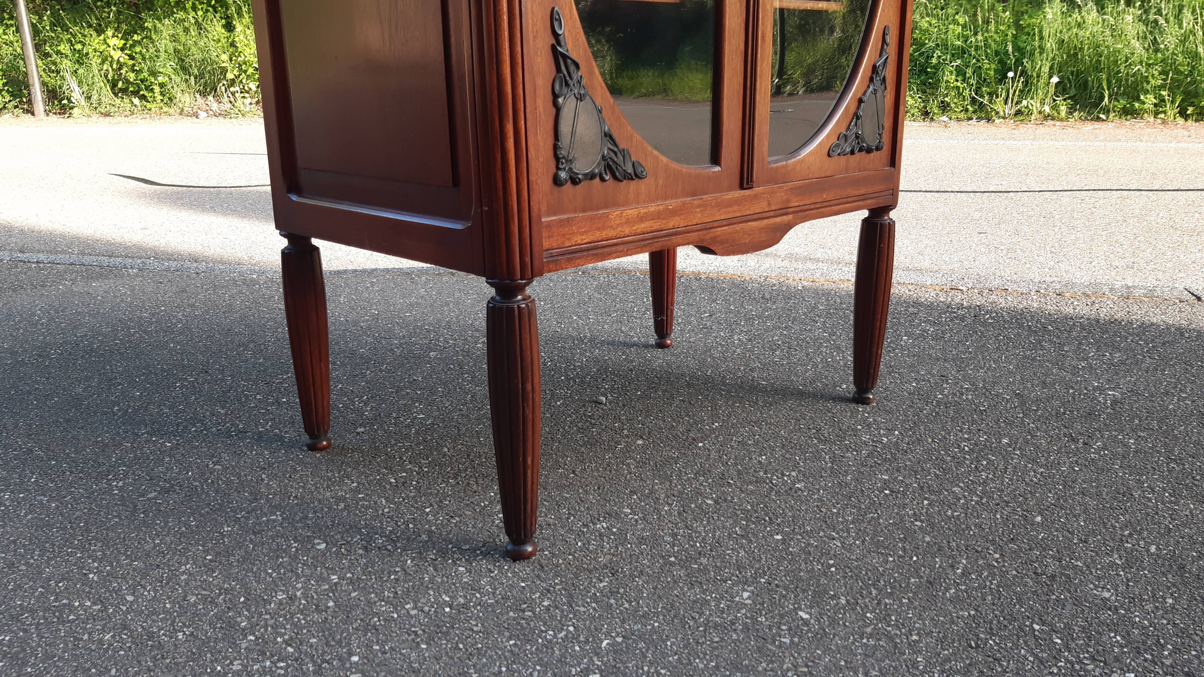 Vitrine style Louis XVI