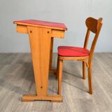 Ancien bureau d’écolier avec sa chaise