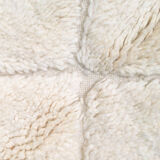 Tapis berbère marocain beni ouarain écru uni à losanges gravés 302x212cm