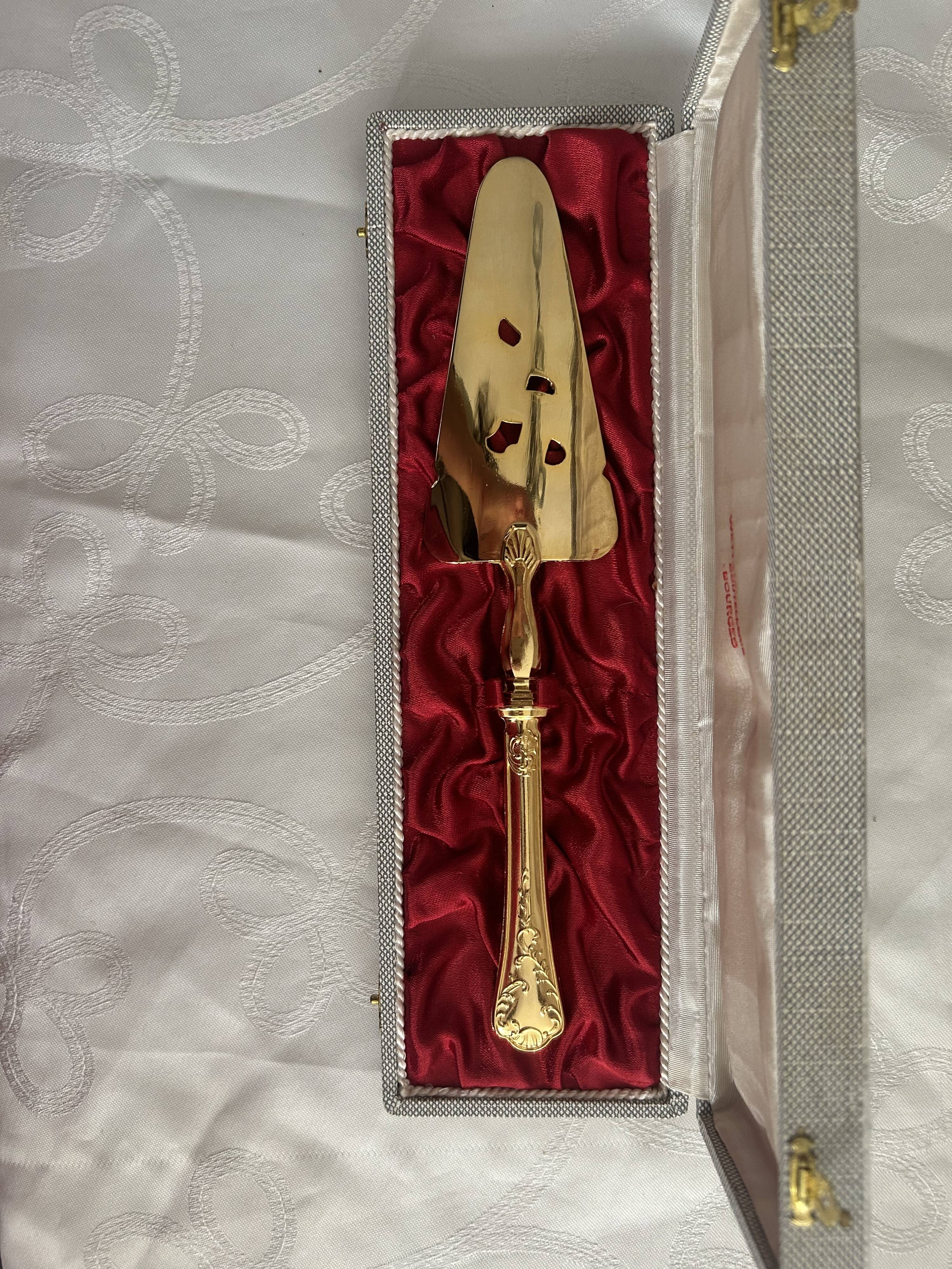 Vintage gold metal pie server – 1950s – with original case