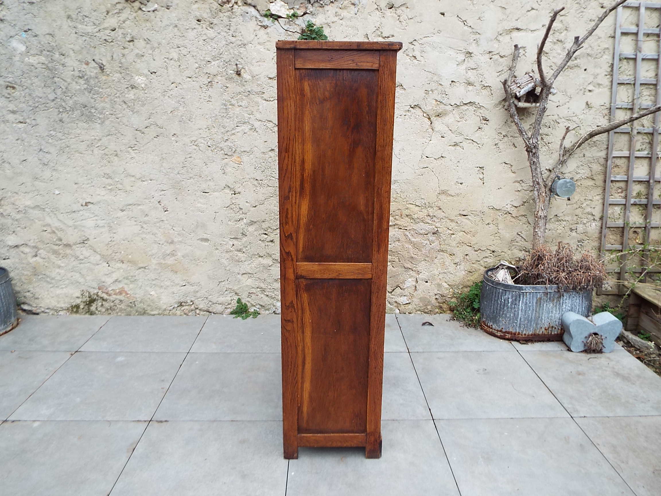 Double curtain cabinet