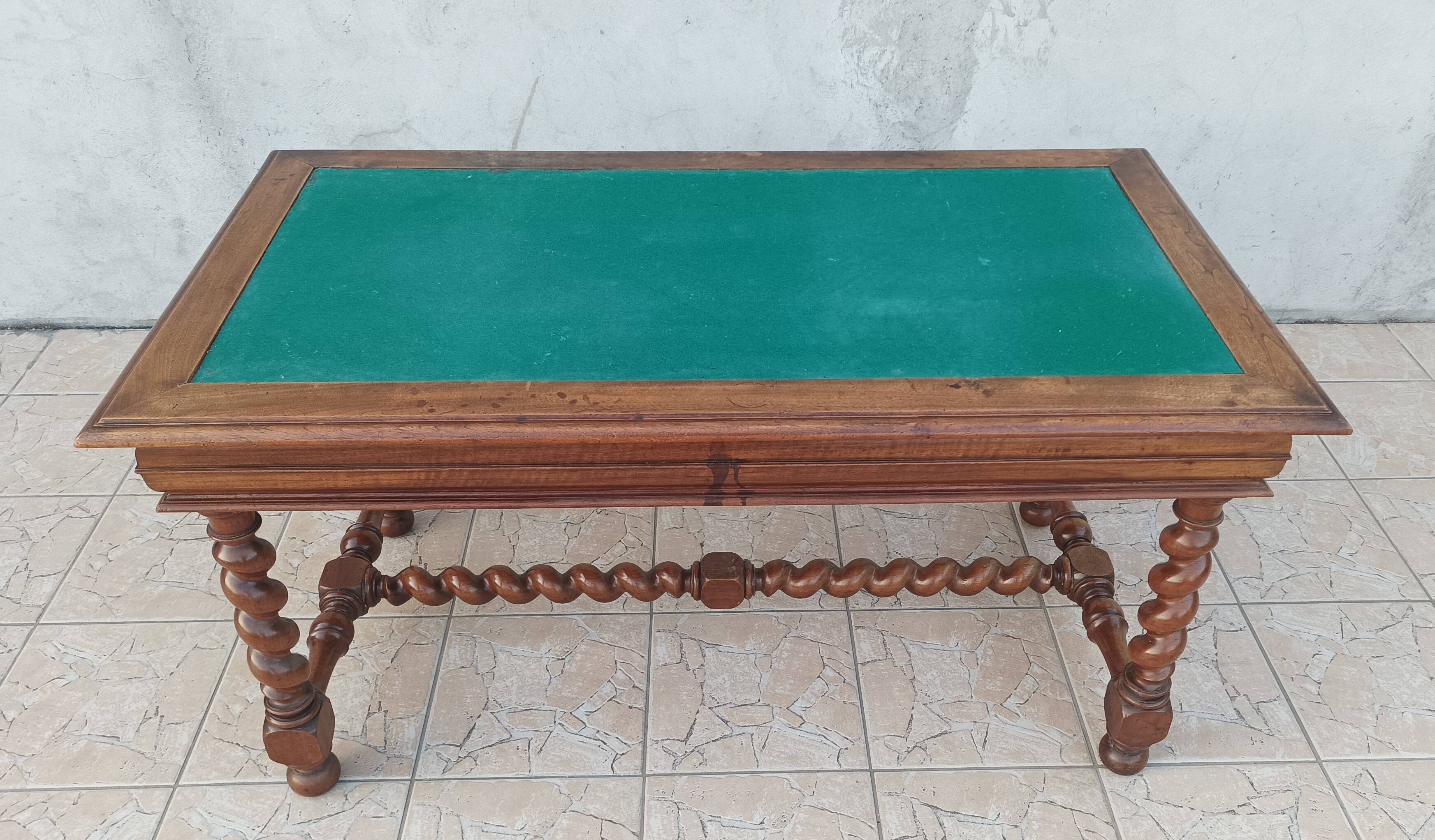 Bureau Louis XIII en noyer