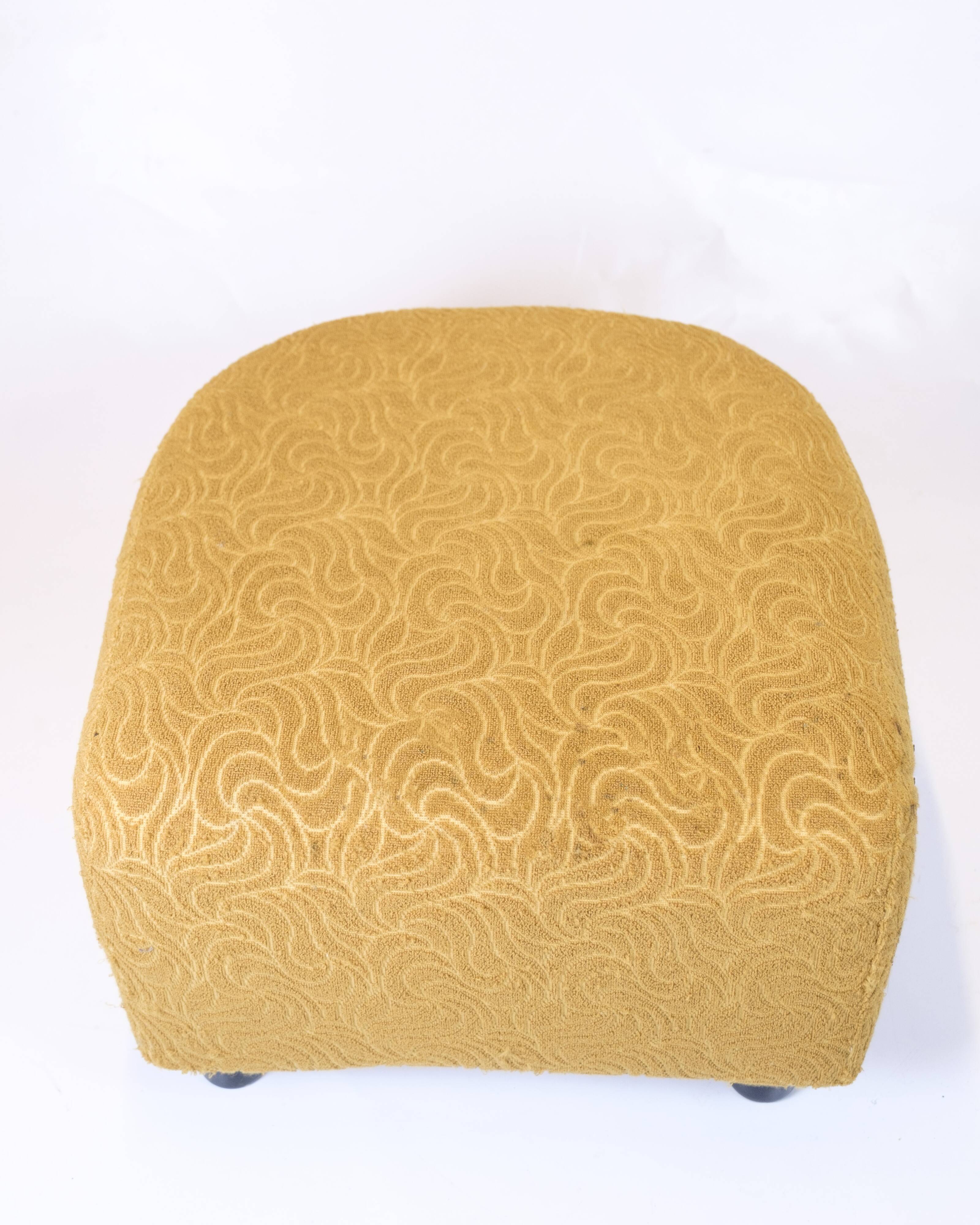 Armchair with ottoman - Over-upholstered - Patterned yellow fabric - Black legs - Danish design - 1940s style