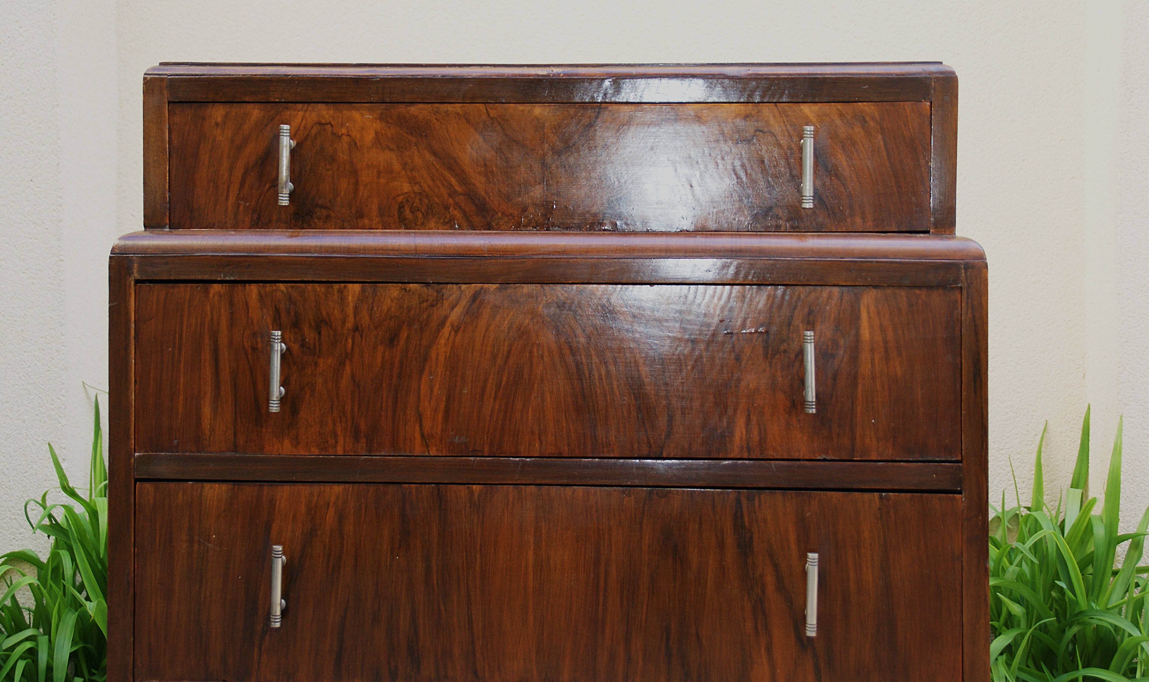 Pretty little Art Deco chest of drawers from the 1930s in walnut.