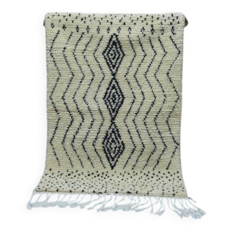 Handcrafted Moroccan rug decorated 250cm x 150cm