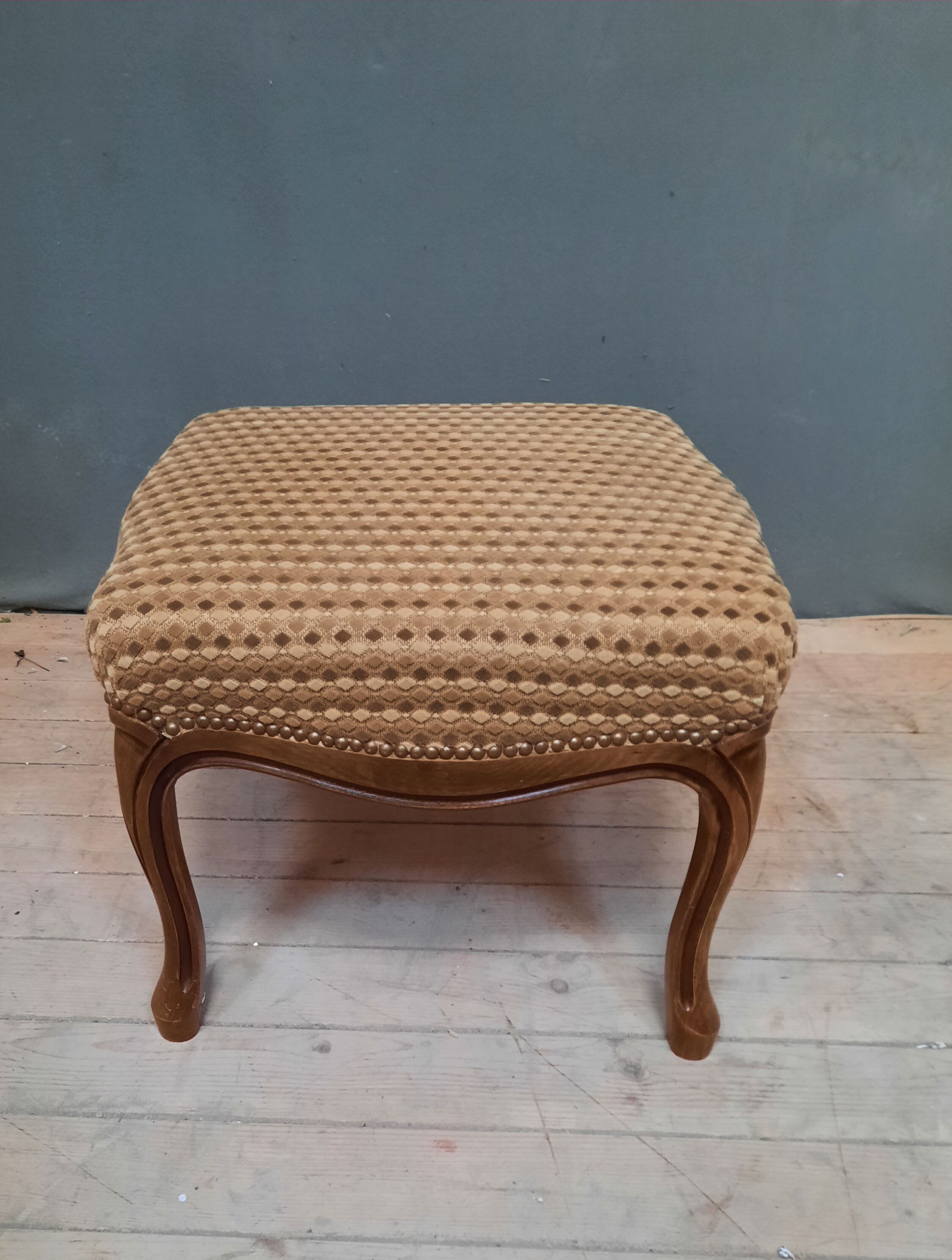 Pouf upholstered legs cambered in mahogany