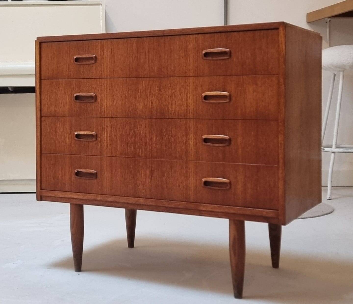 Commode à tiroirs du milieu du siècle