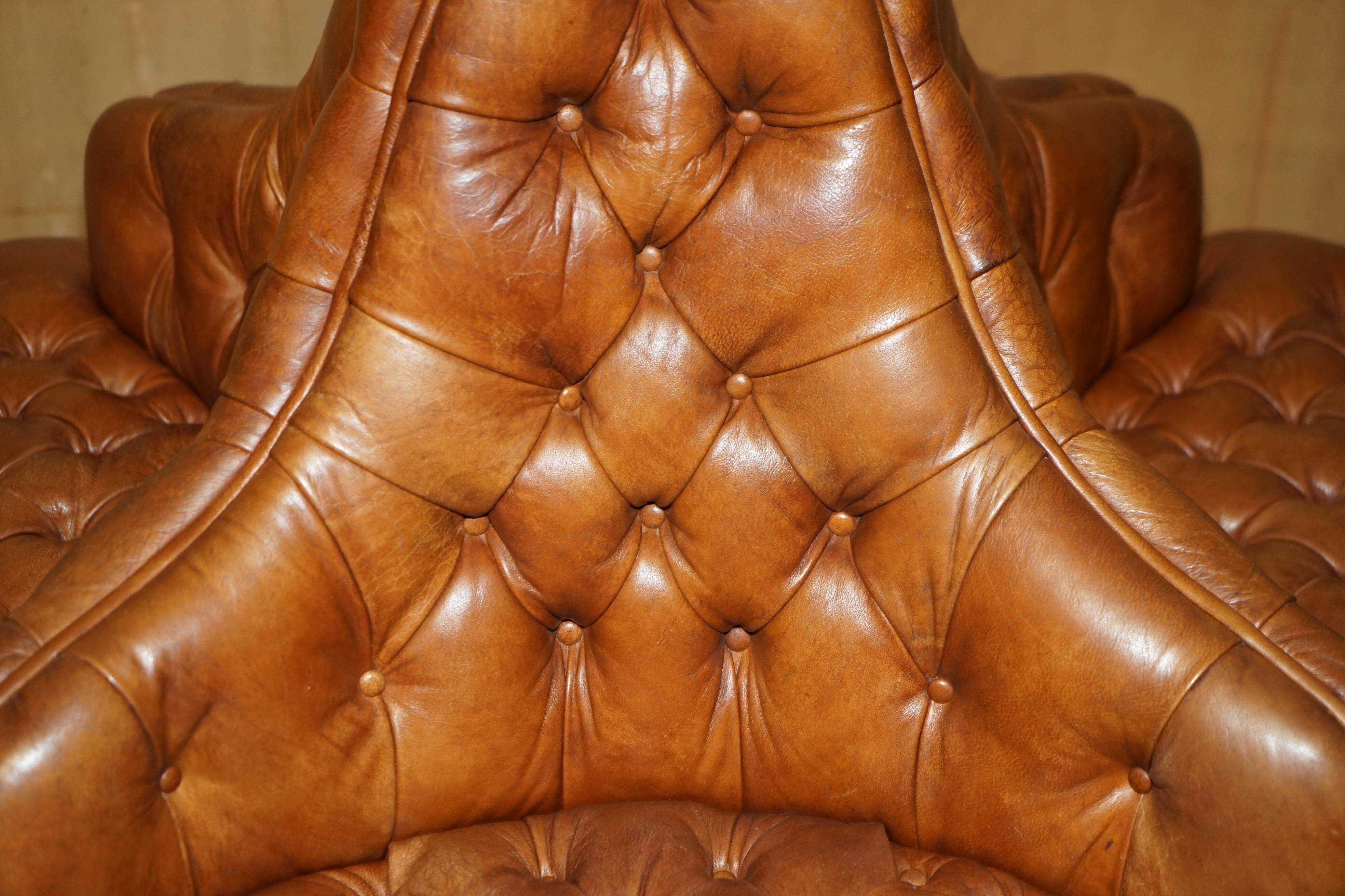 Heritage leather Chesterfield sofa, four-seater, Tête-à-Tête model.