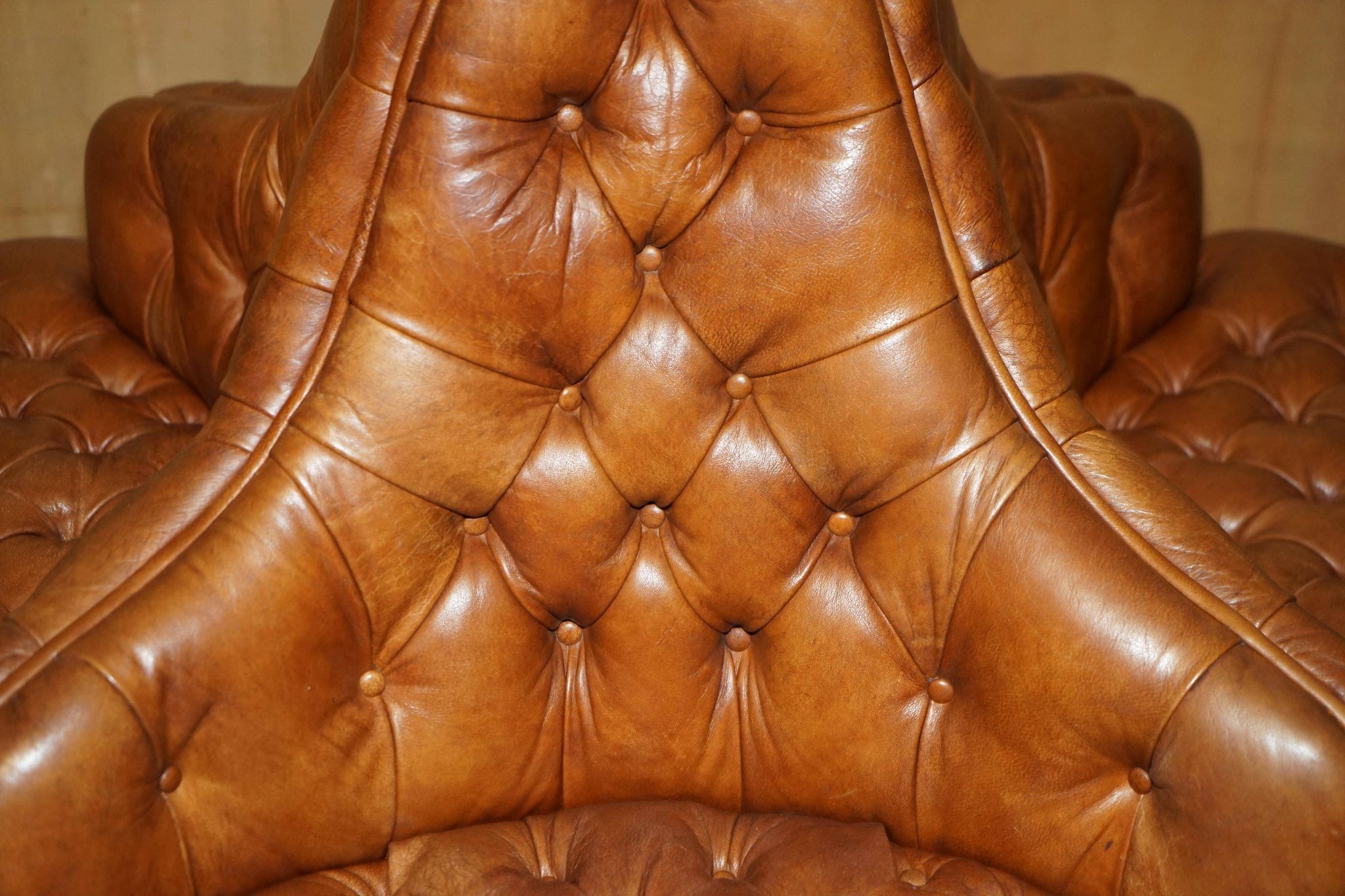 Heritage leather Chesterfield sofa, four-seater, Tête-à-Tête model.