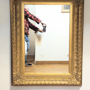Miroir avec grand cadre mouluré 125x95cm en plâtre doré à la feuille d'or