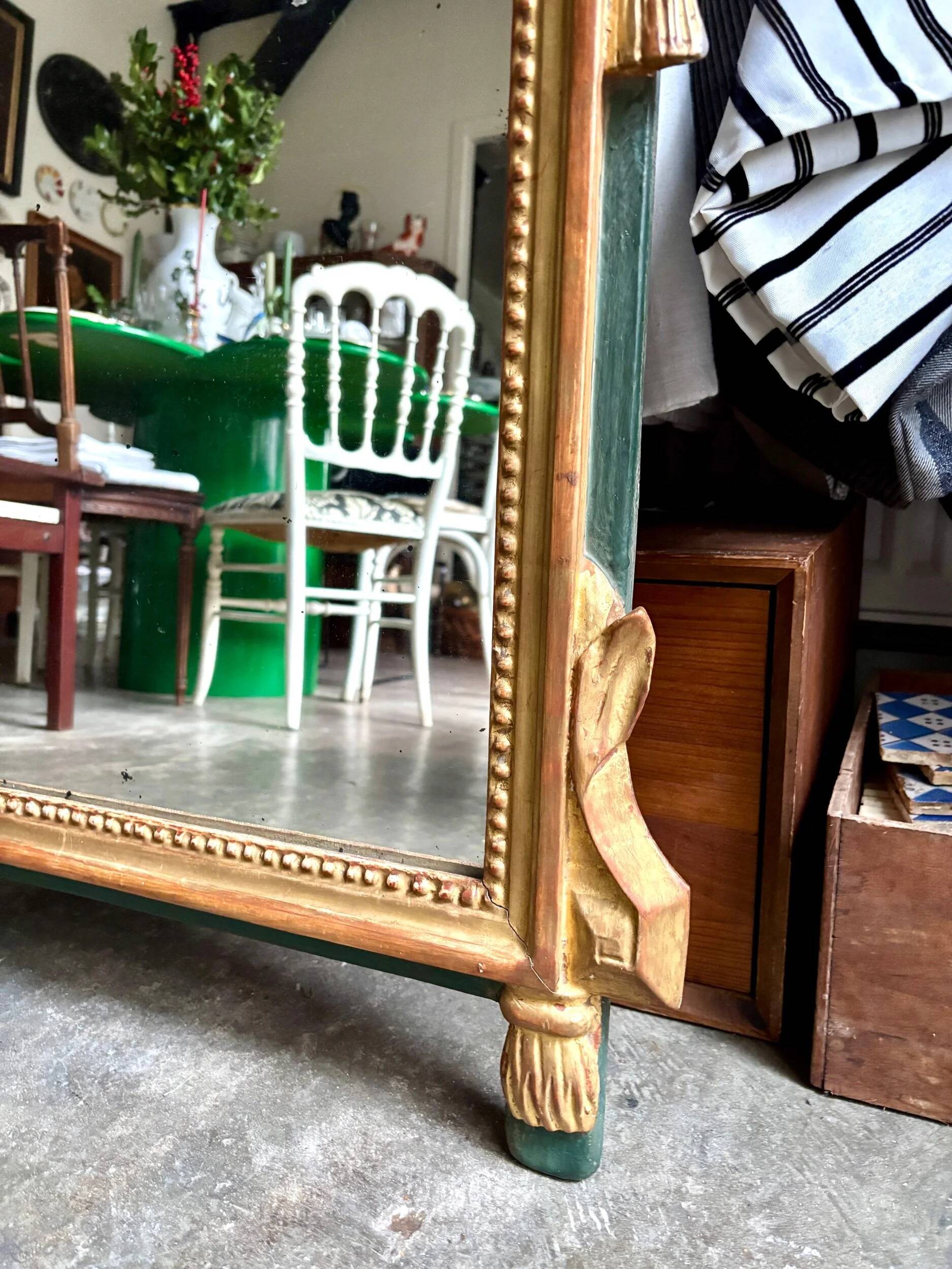 Miroir à fronton en bois doré ☐ 100 x 58 cm