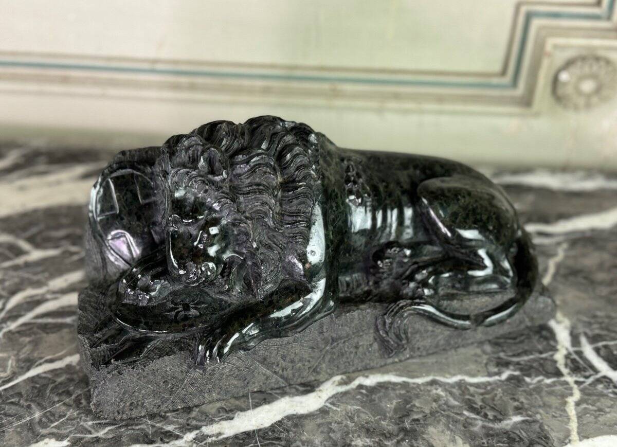 Green serpentine marble sculpture, the Lion of Lucerne after Bertel Thorvaldsen around 1880.