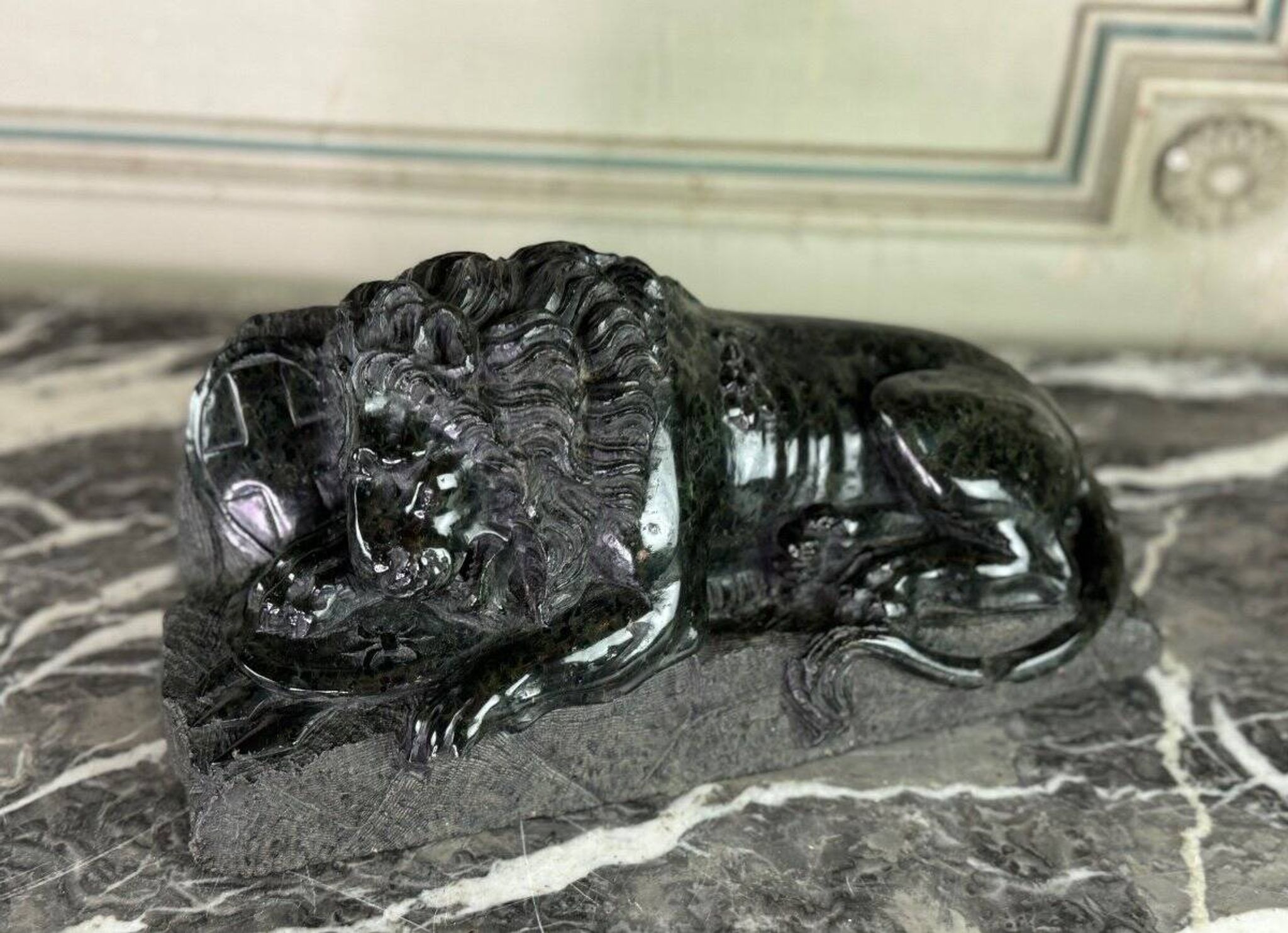 Green serpentine marble sculpture, the Lion of Lucerne after Bertel Thorvaldsen around 1880.