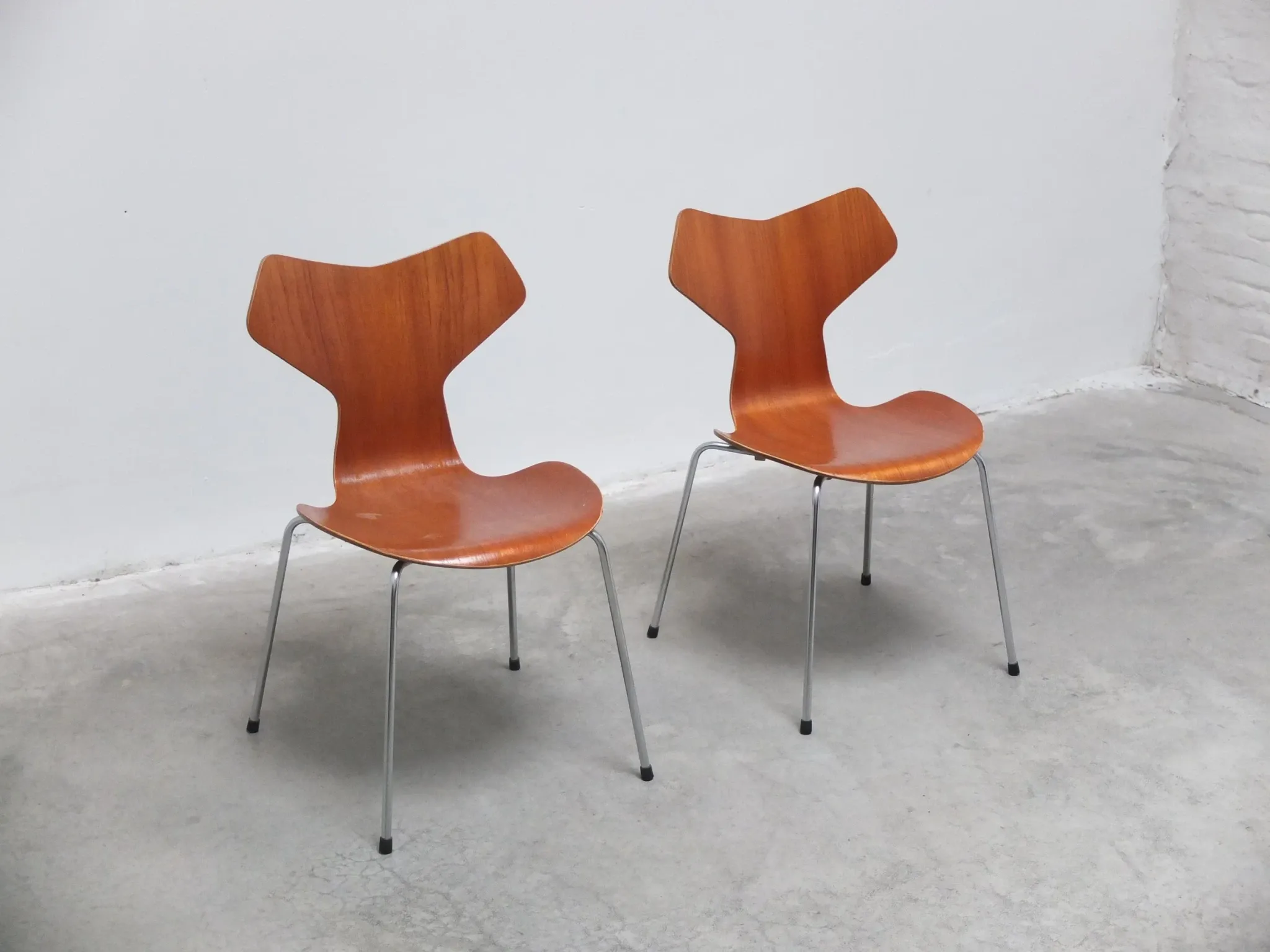 Early pair of 'Grand Prix' chairs by Arne Jacobsen for Fritz Hansen, 1957