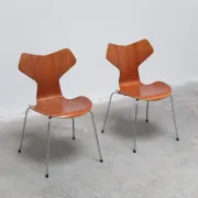 Early pair of 'Grand Prix' chairs by Arne Jacobsen for Fritz Hansen, 1957
