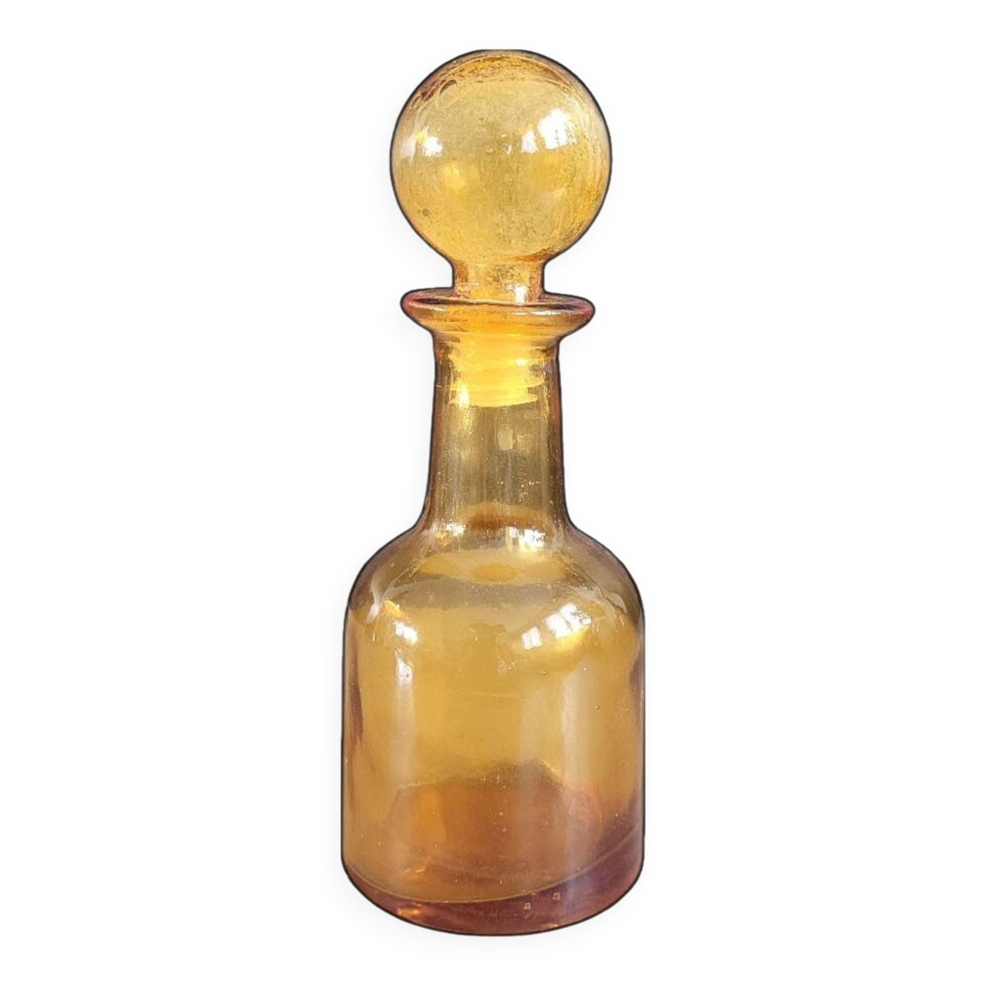 Amber molded glass carafe with stopper