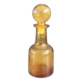 Amber molded glass carafe with stopper