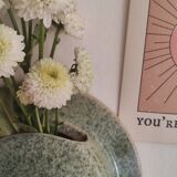 Vase mural en grès vernissé vert moucheté forme de chapeau