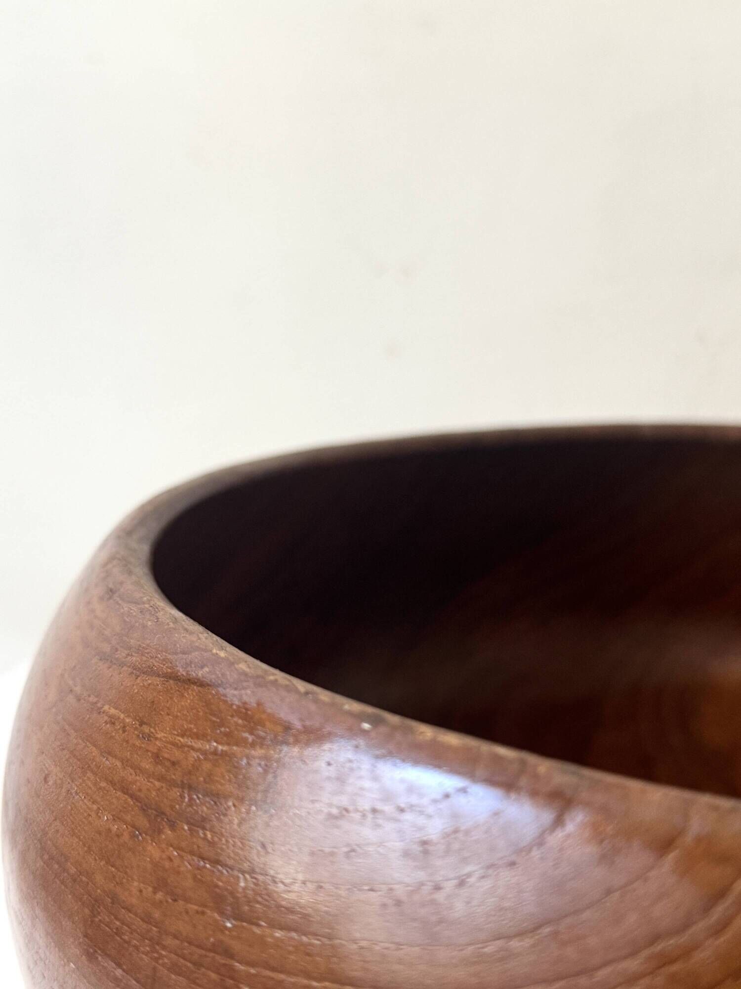 Scandinavian salad bowl / fruit bowl made of genuine teak wood, Denmark 1970.