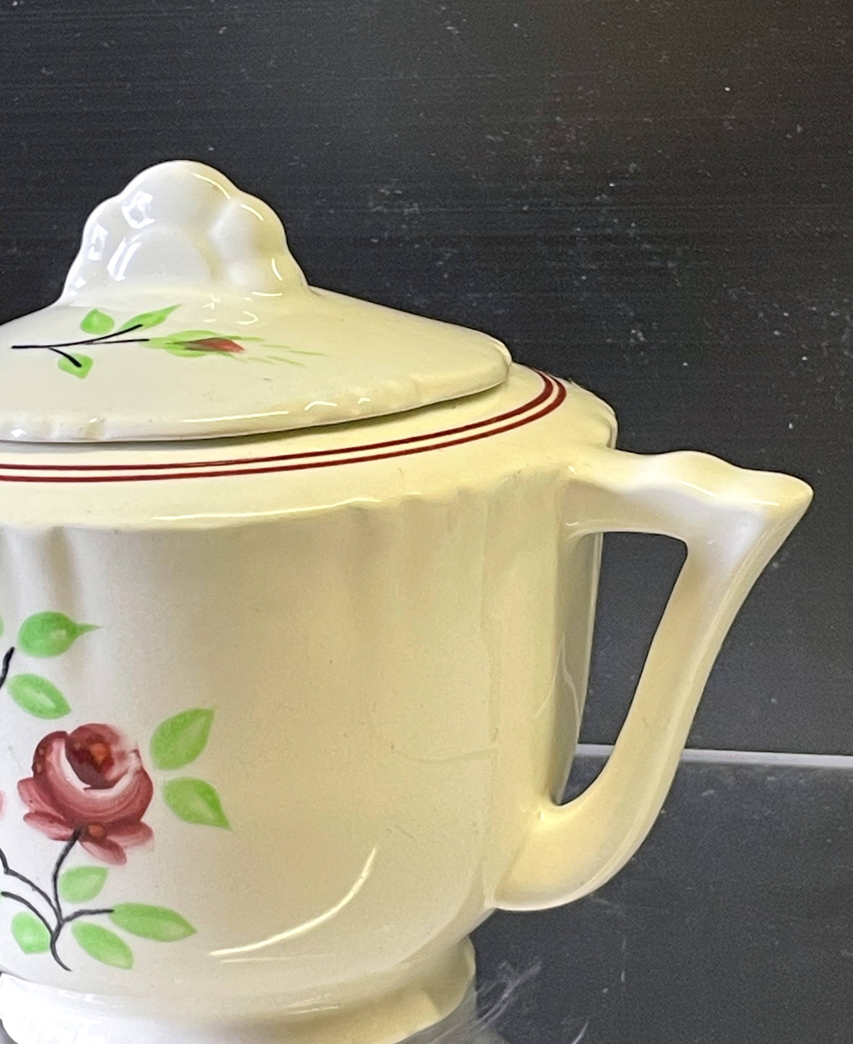 Very nice sugar bowl from Moulin des Loups in very good condition.