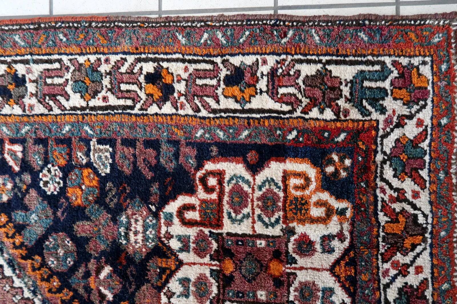 Handmade vintage Persian Shiraz rug 149cm x 208cm, 1940s
