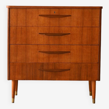 Nordic chest of drawers with wooden handles