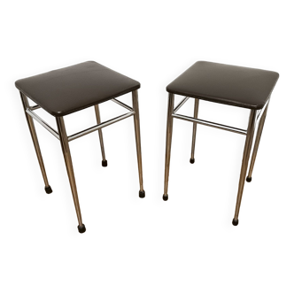 2 tabourets bas avec assise en skaï marron, vintage années 70. H45 x L29 x P29