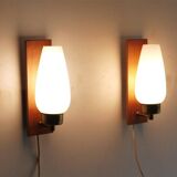 Paire d'appliques danoise en teck et verre opalin