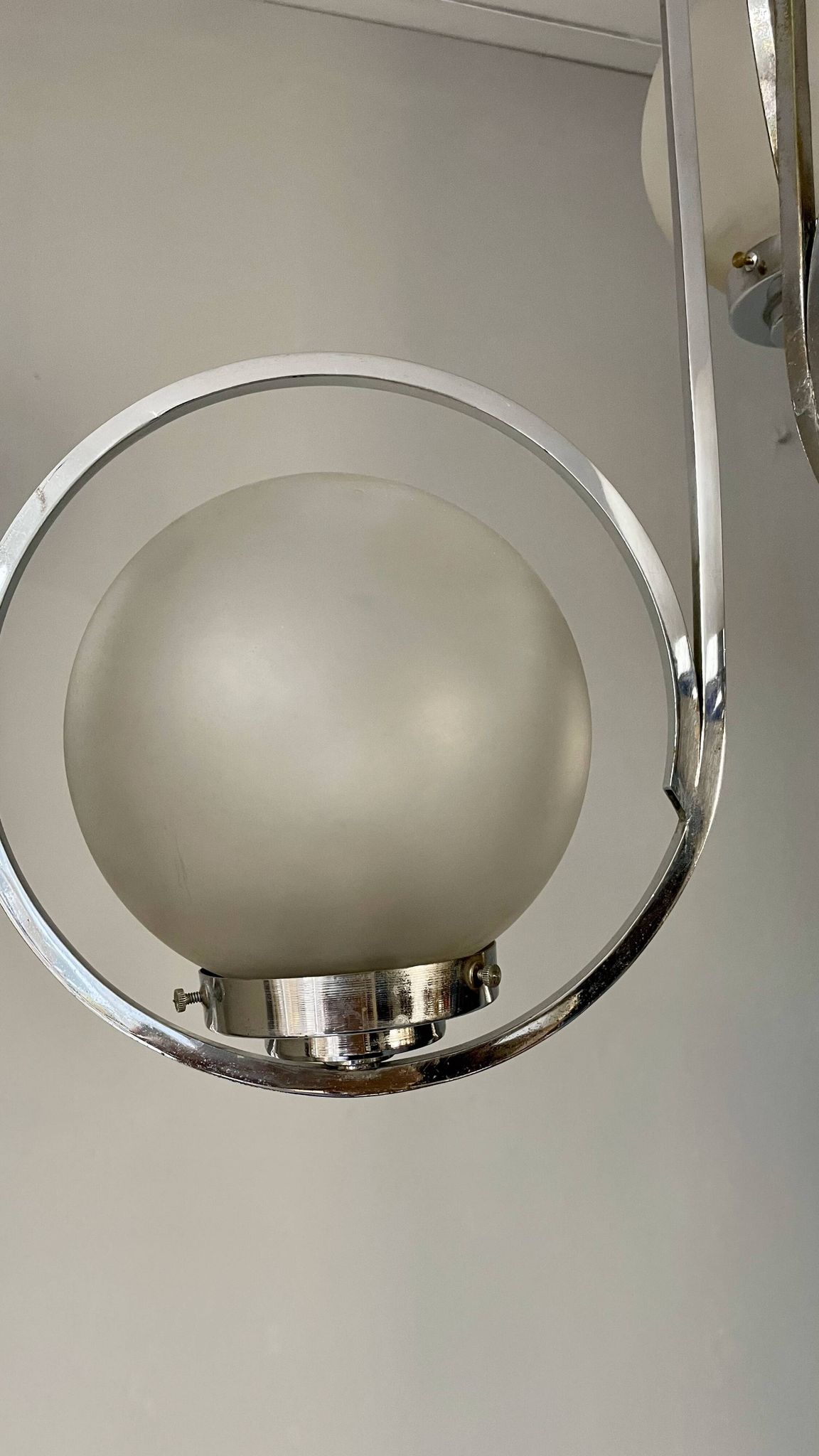 Lampe art déco en argent avec trois abat-jours en forme de sphère