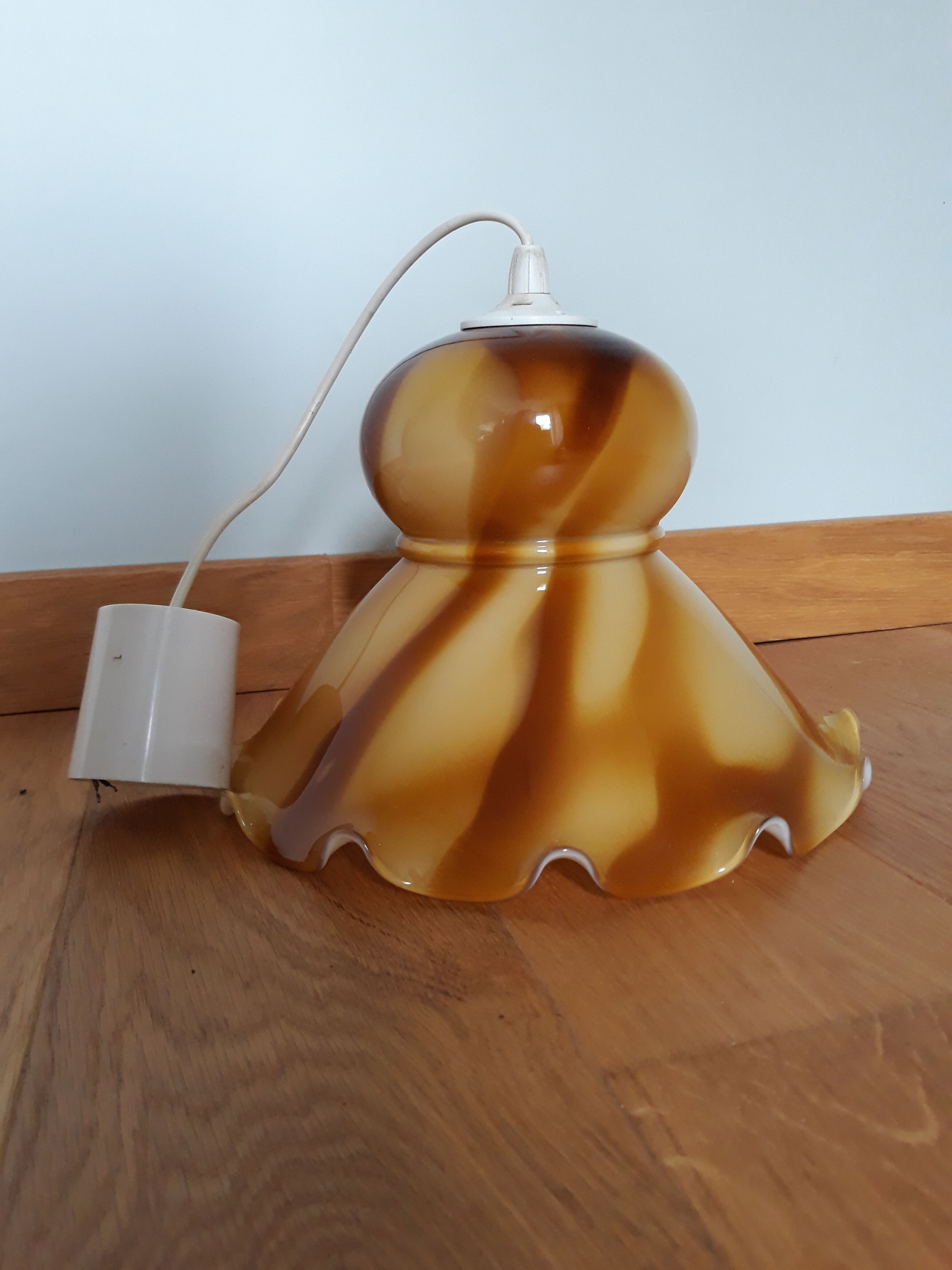 Tulip suspension in opaline caramel color