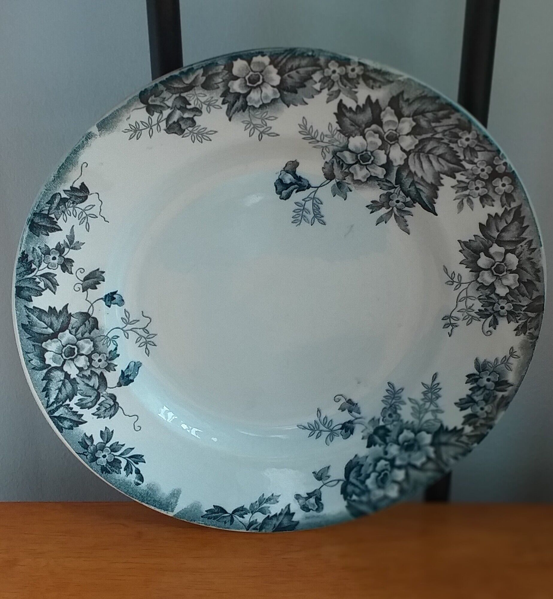 Flat porcelain plate Moulin des Loups and Hamage model Marie-Louise