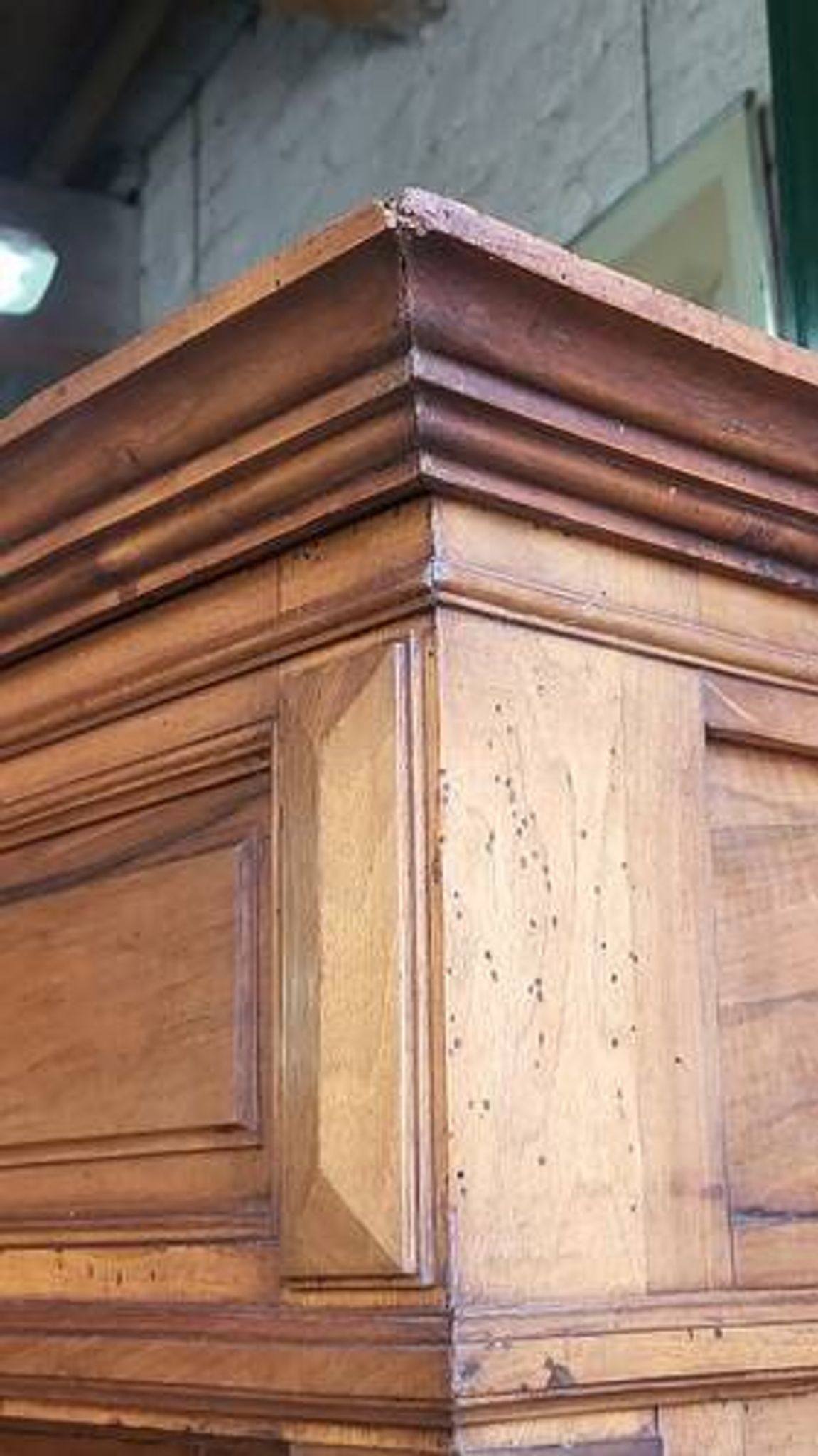 Display cabinet with 2 doors in walnut with bevelled glass from the 19th century.