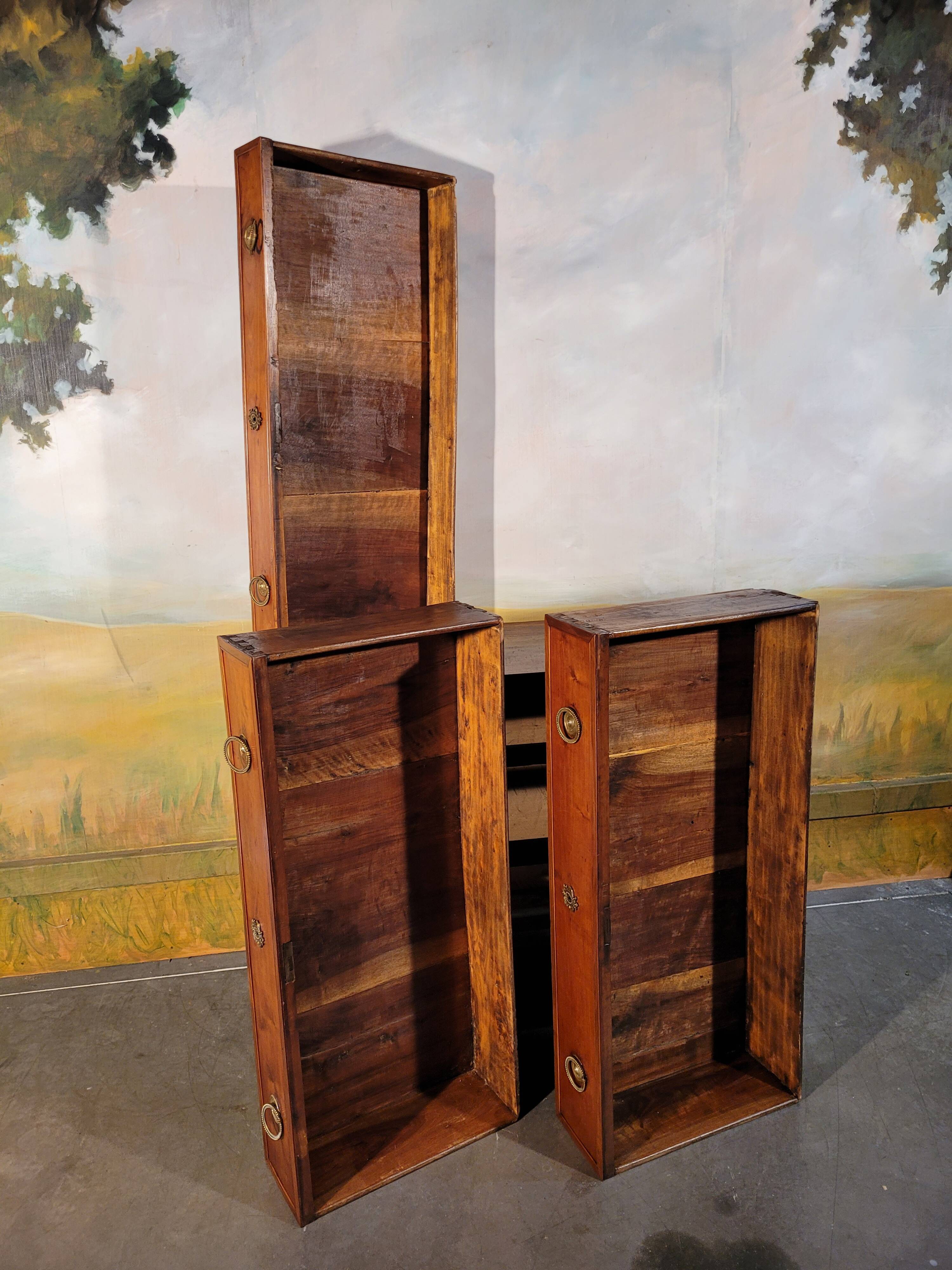 Petite commode époque Louis XVI en merisier