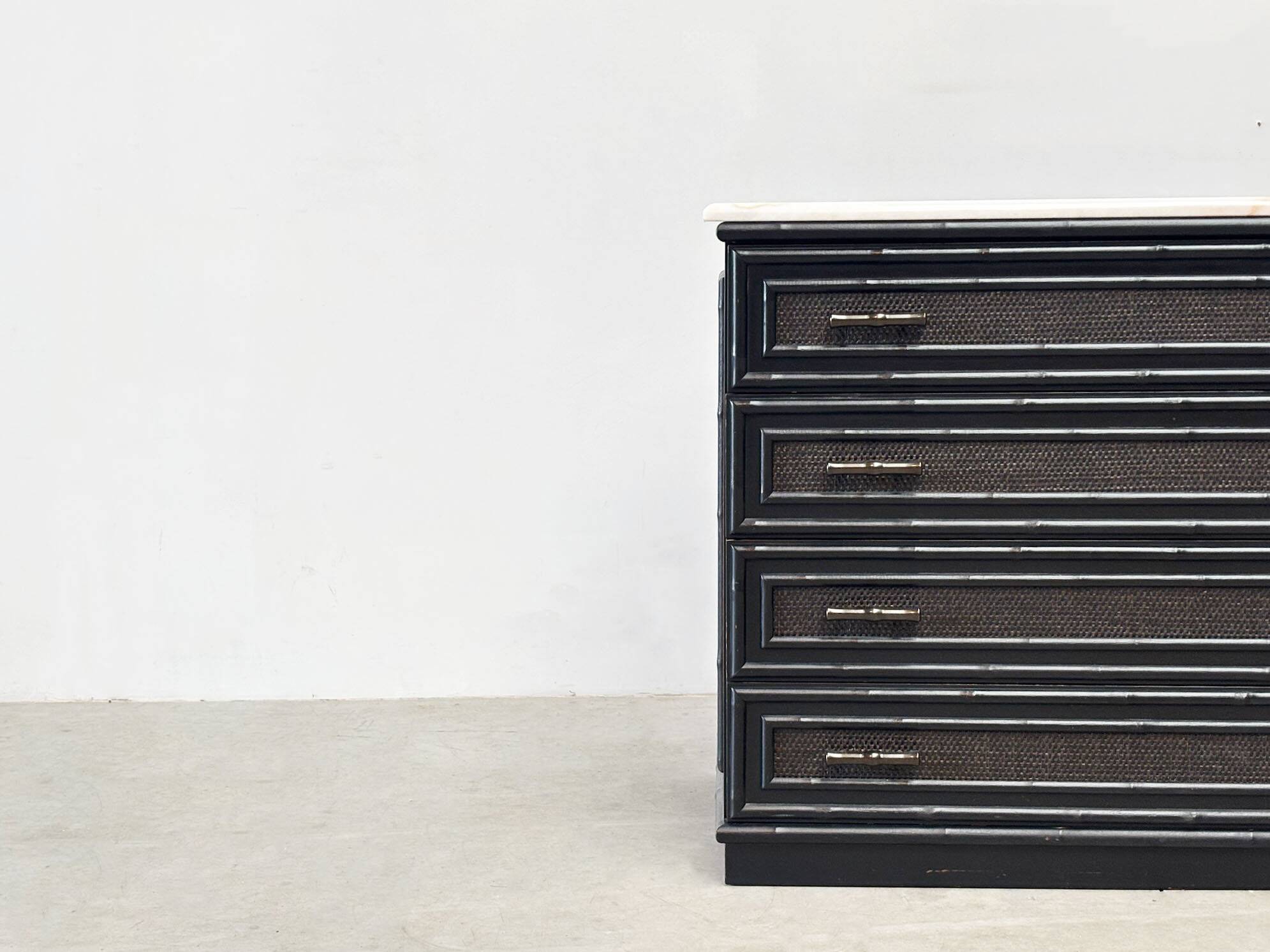 Meuble en rotin noir avec plateau en marbre