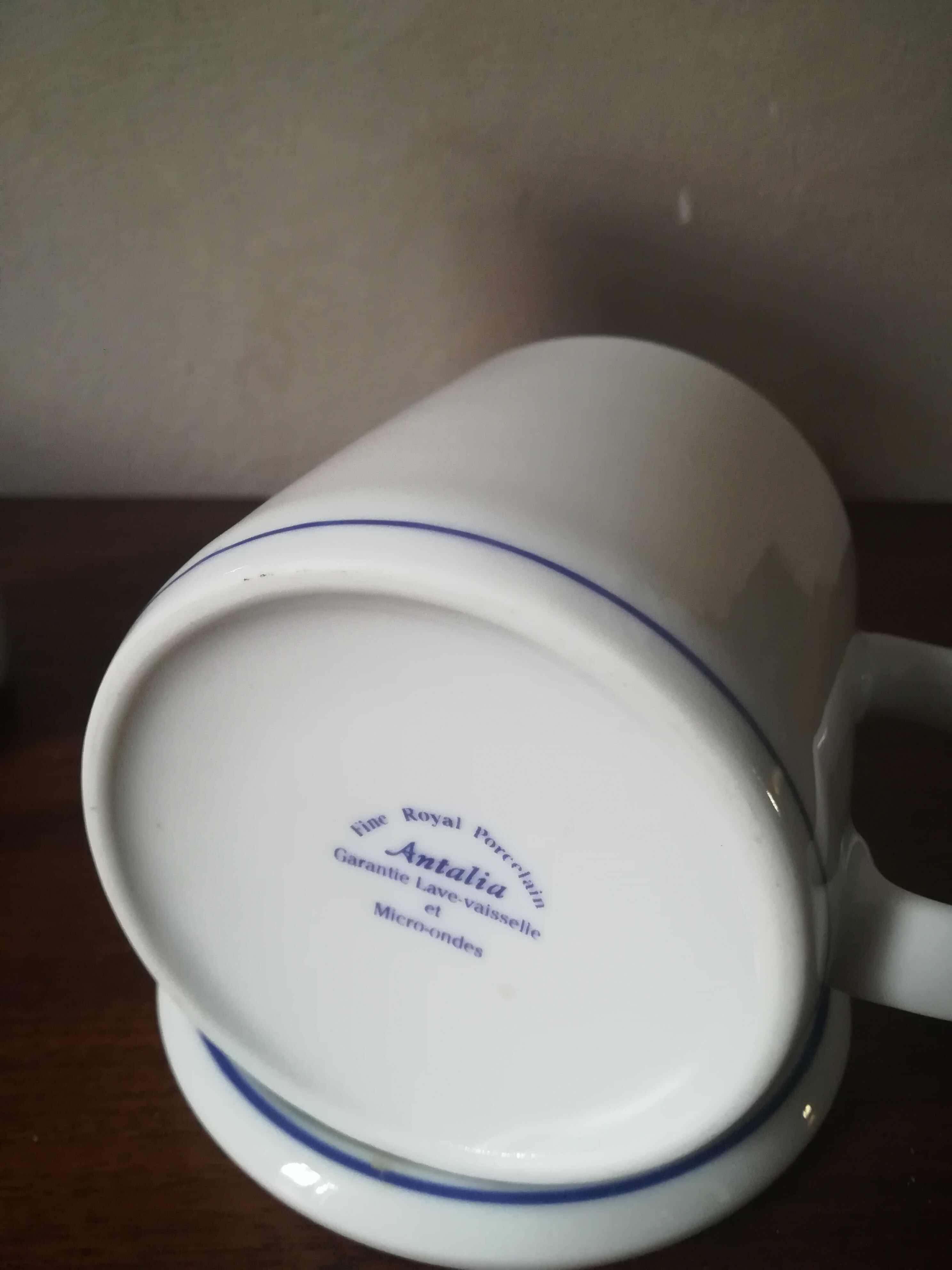 3 mugs and thei plate