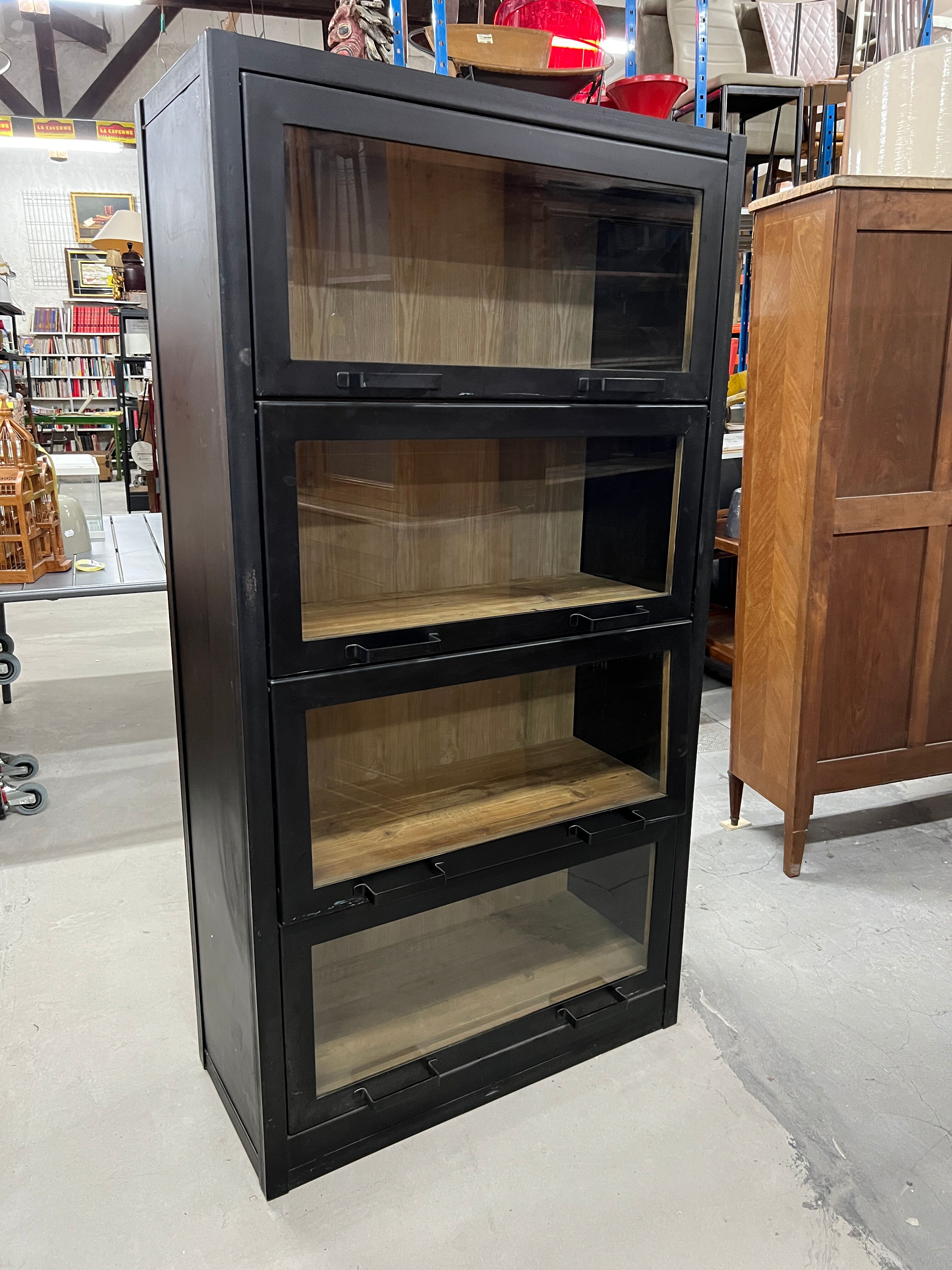Vitrine industrielle en fer forgé et en bois