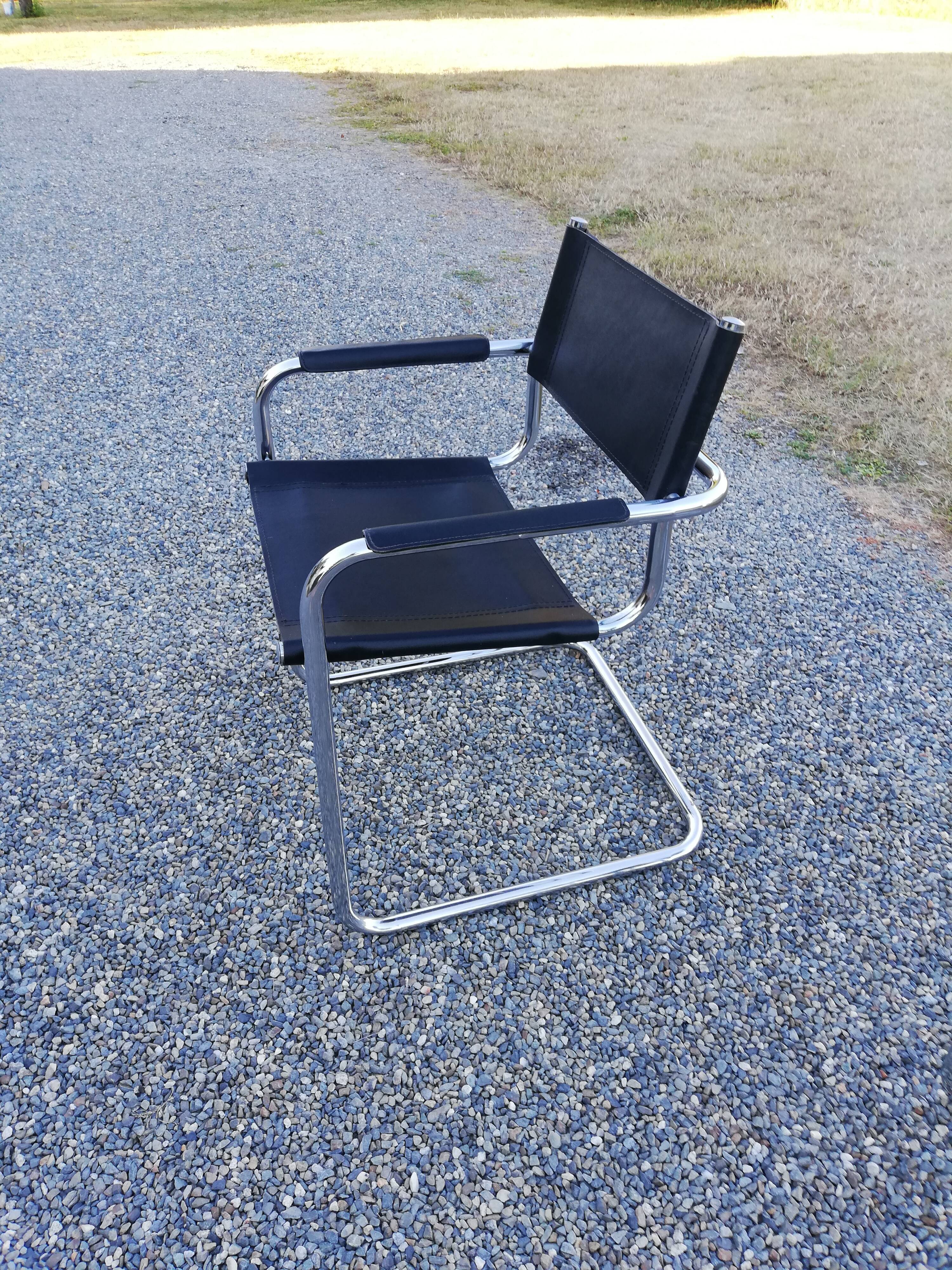 Lot of cantilever armchairs