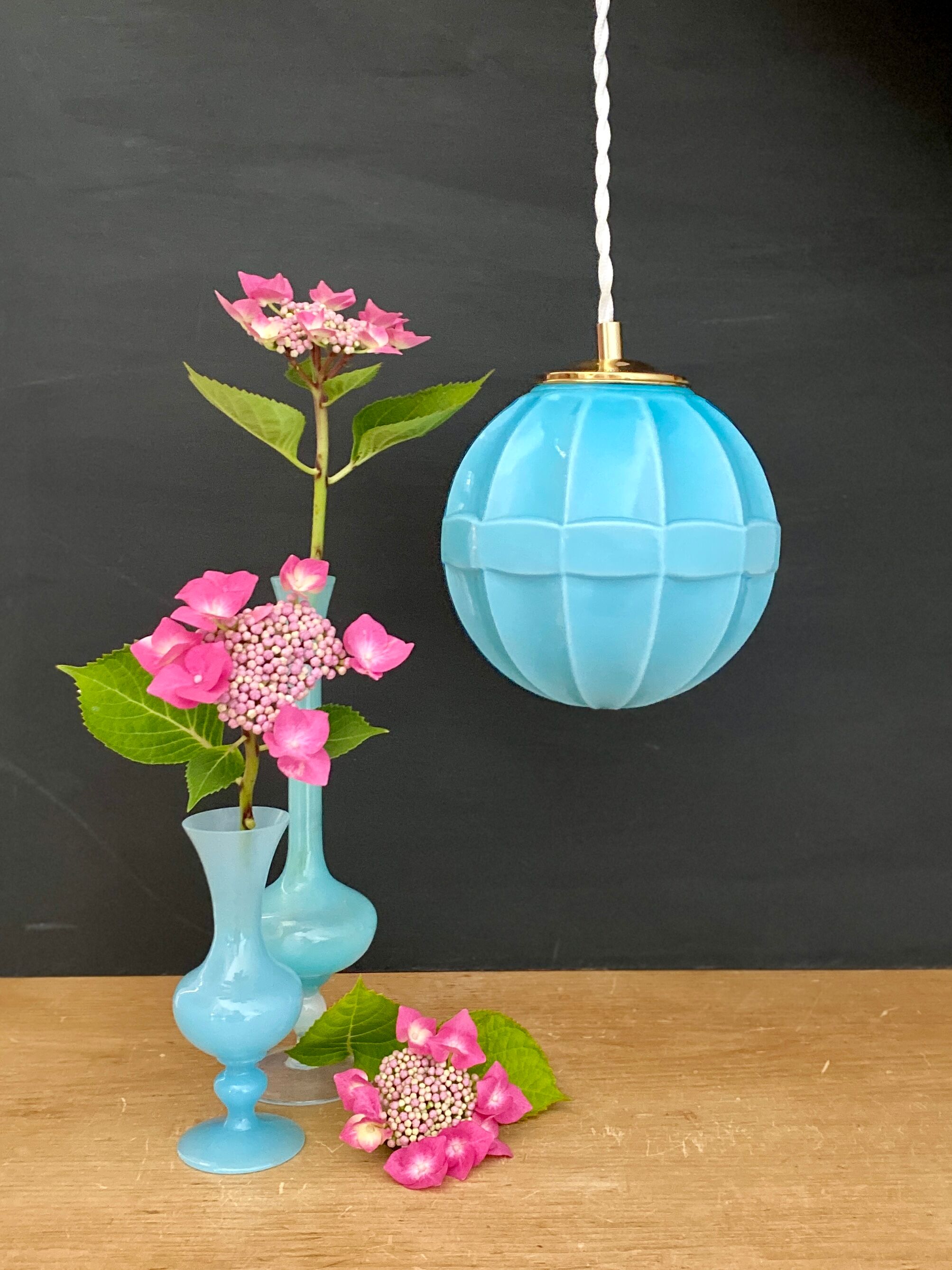 Suspension globe vintage en opaline bleue