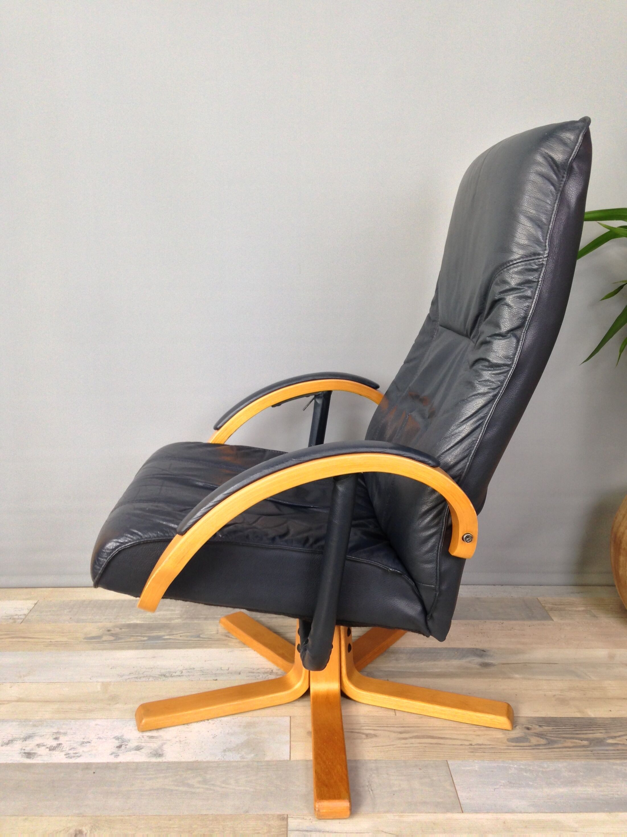 Danish design swivel and reclining relaxed chair by Jorgen Kastholm for Unico