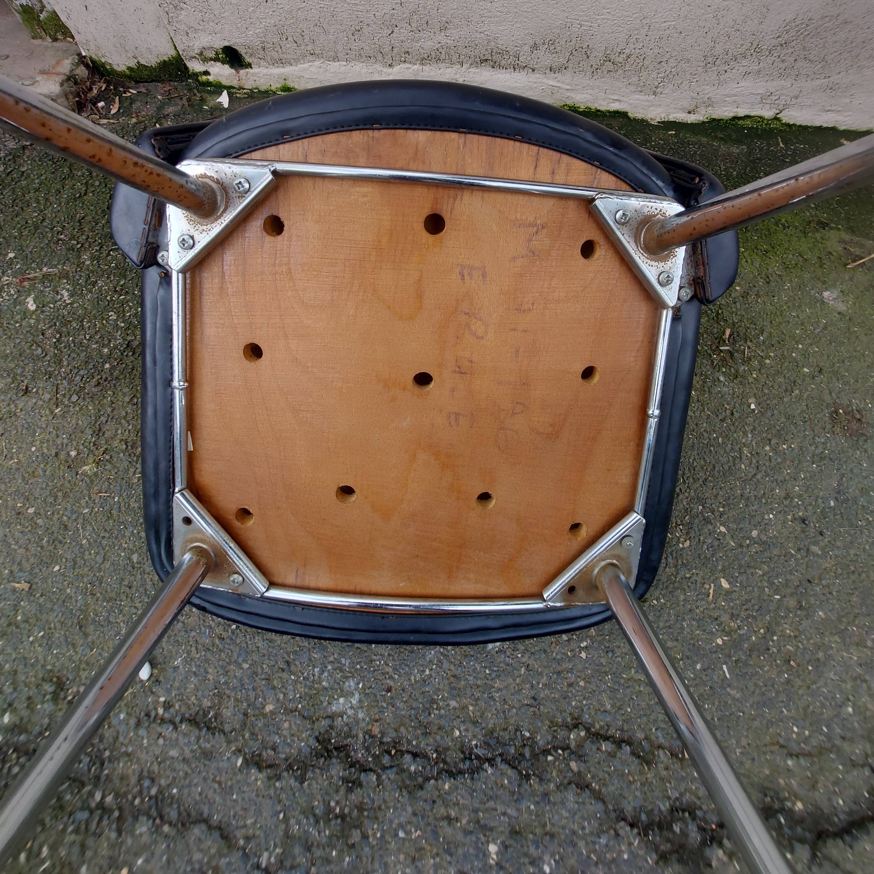 1 chaise noire 1960/70