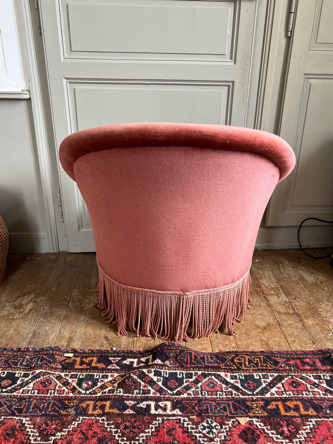 Pink velvet toad chair