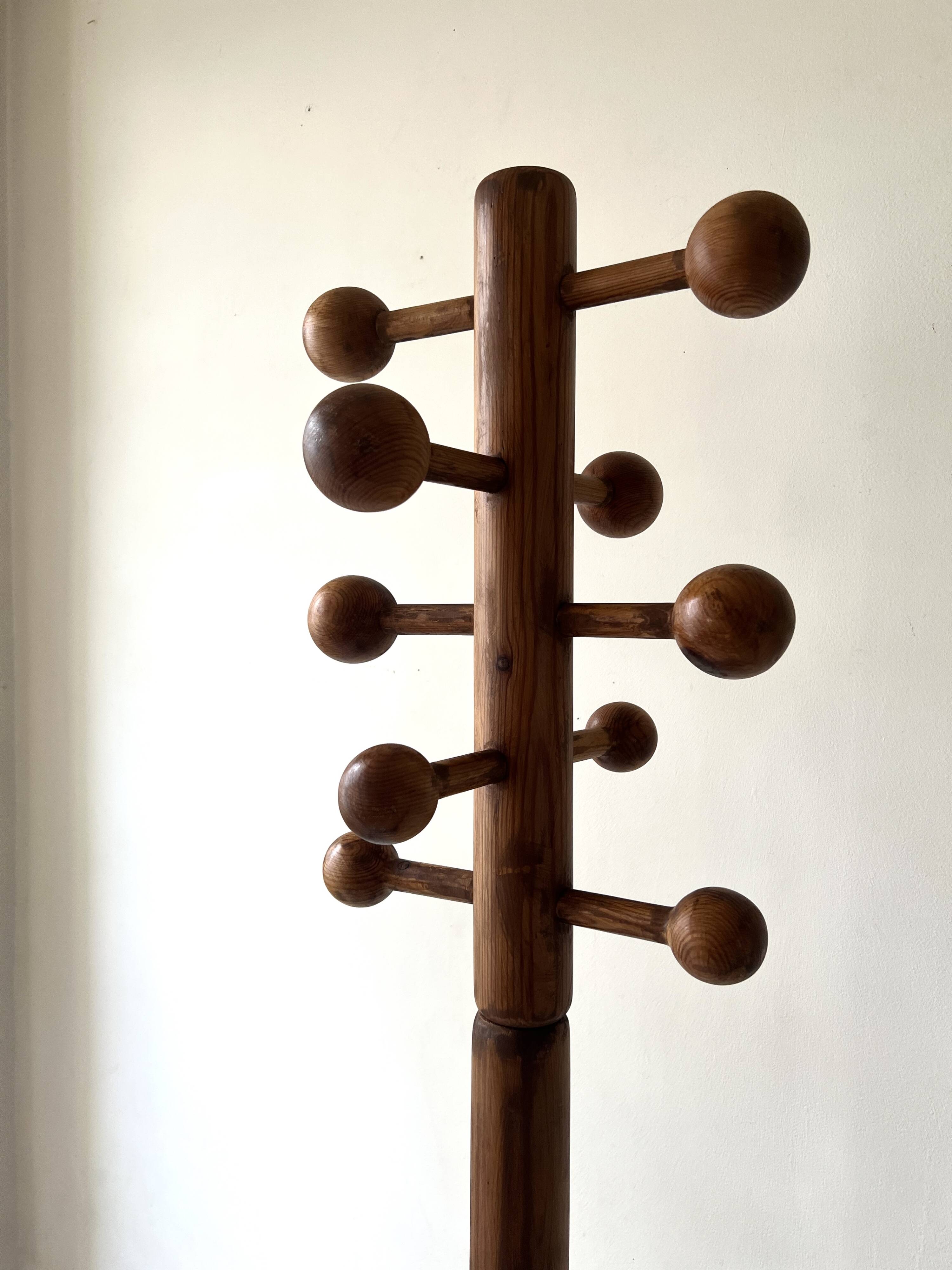 Modernist coat rack on a stand and rotating in solid pine, The Arcs 1970.