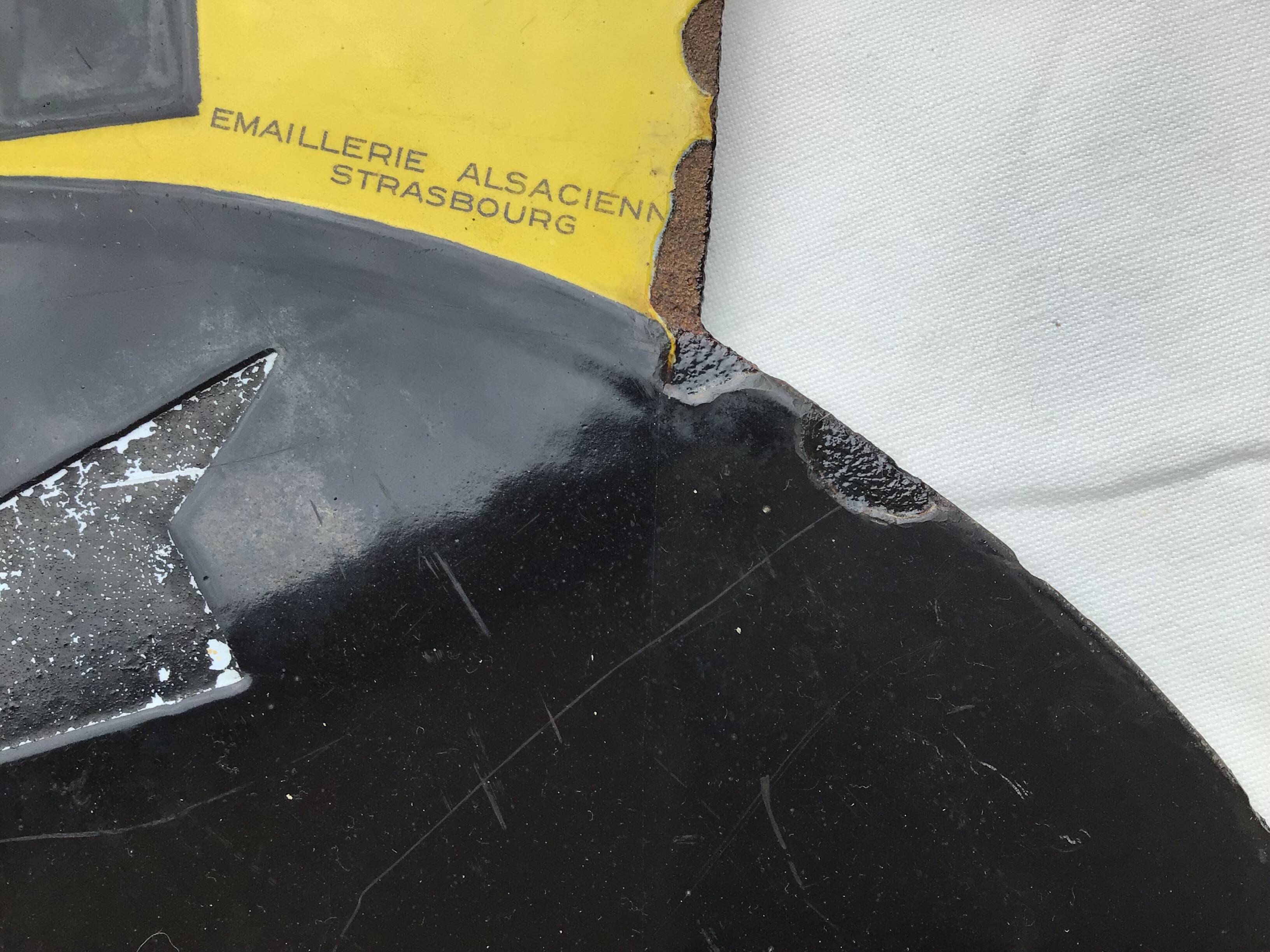 Enamelled plaque, dyeing, double-sided degreasing.