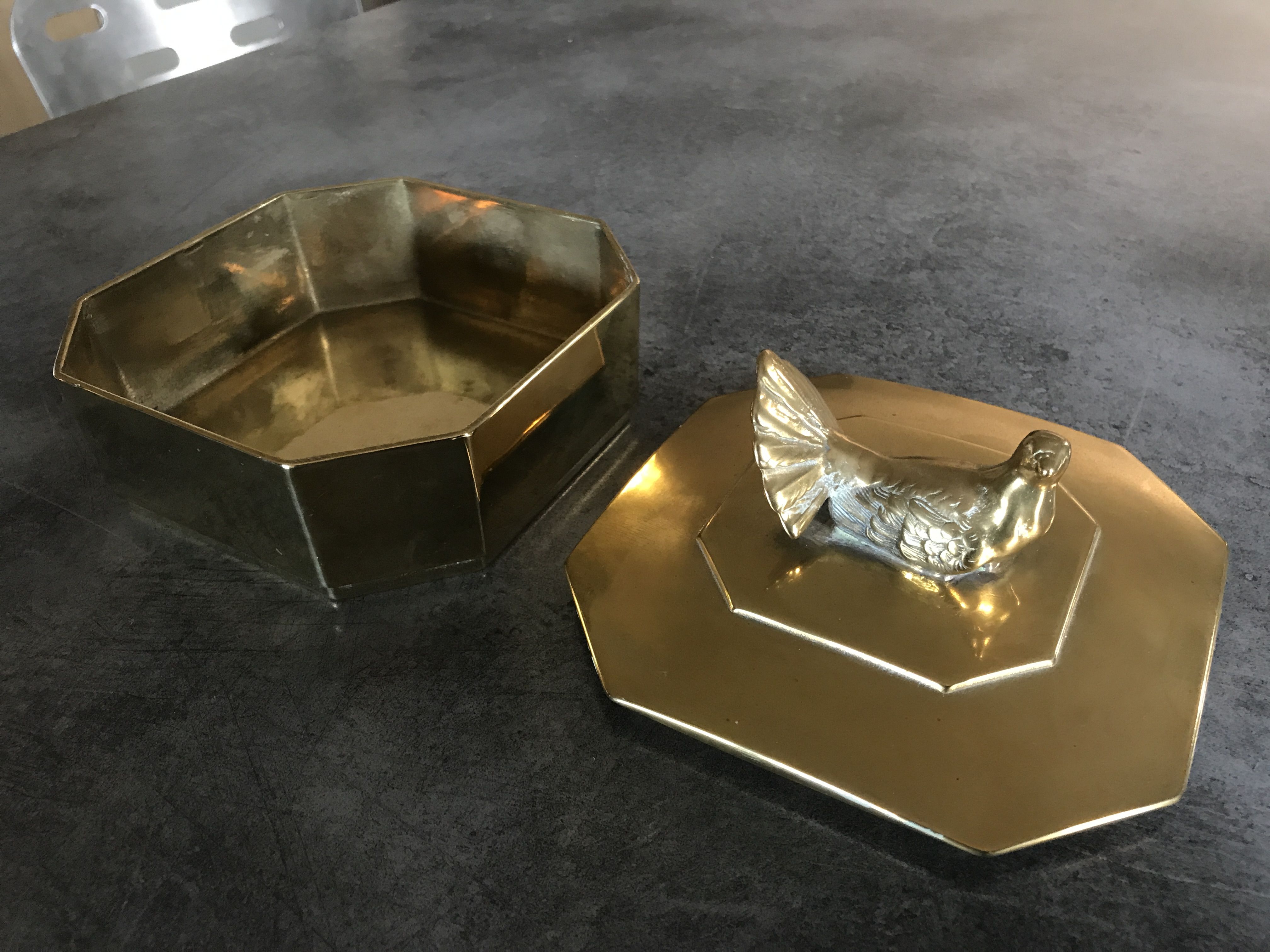 Box in solid brass octagon shape bird decoration 14,8cm