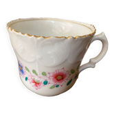 Tasse en porcelaine avec bord ciselé et doré
