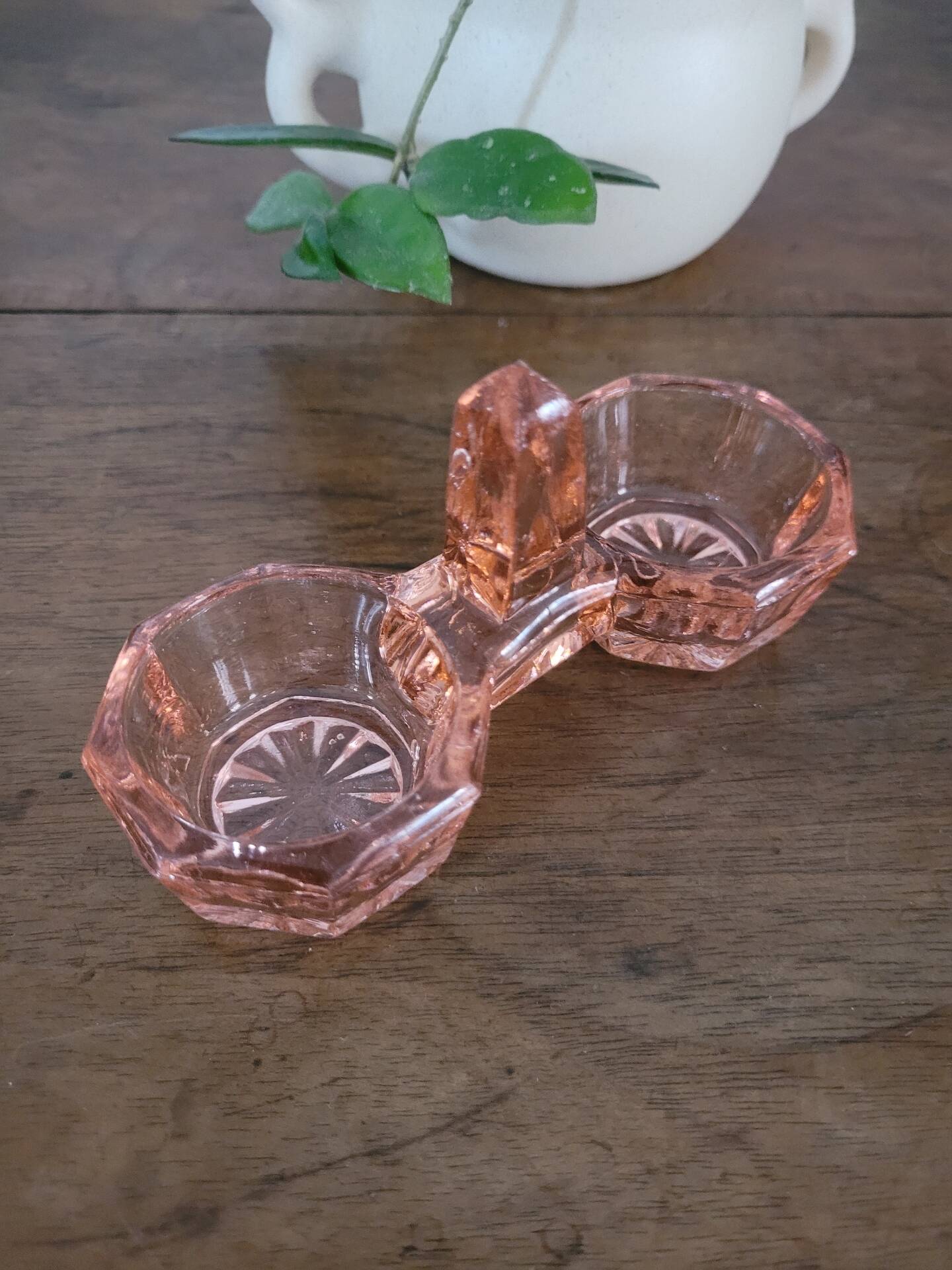 Saleron en verre rose moulé