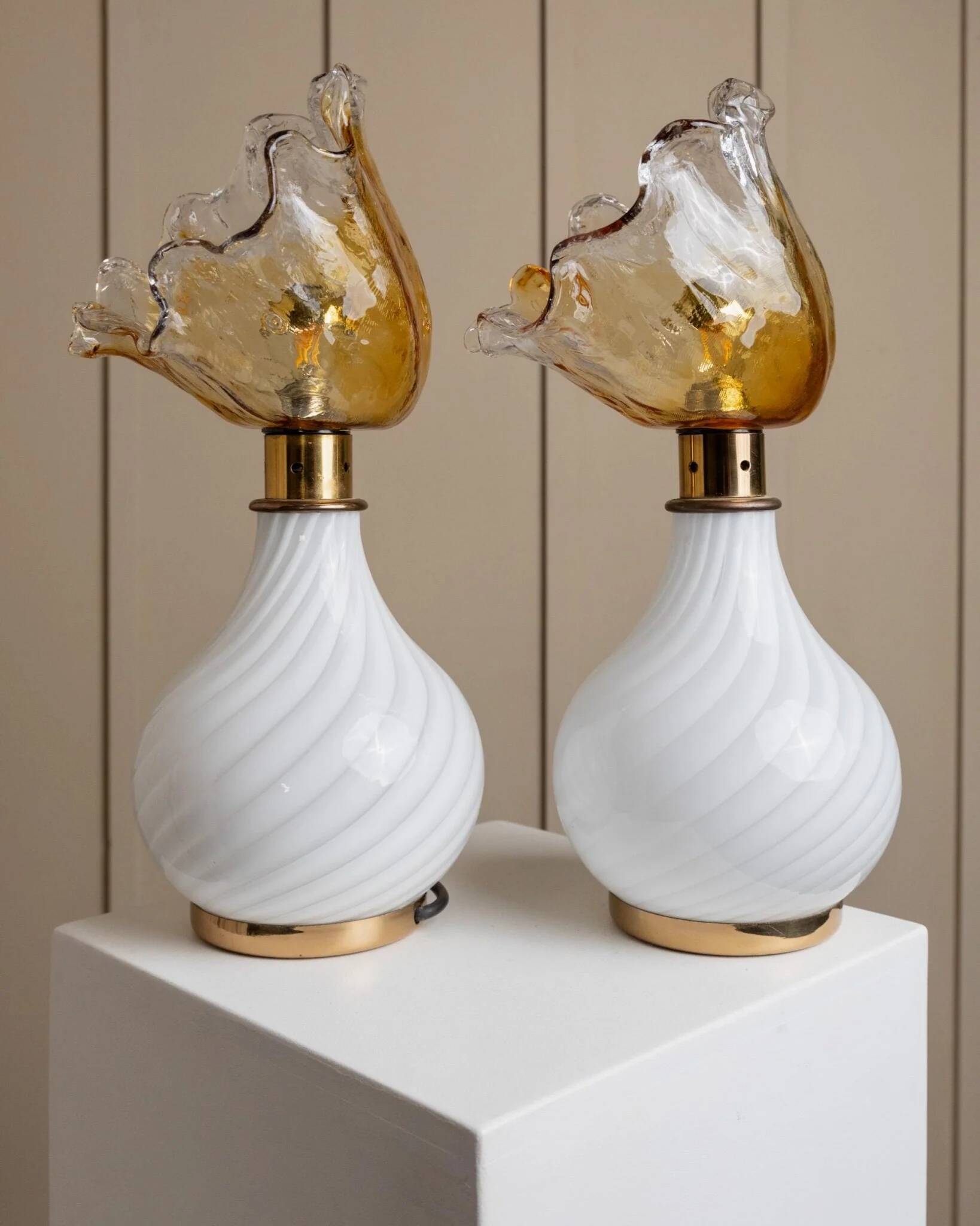 Orange Murano Glass Table Lamps Pair with Flower-Shaped Shades and Brass Details - 1970s Italy Bedside Lighting